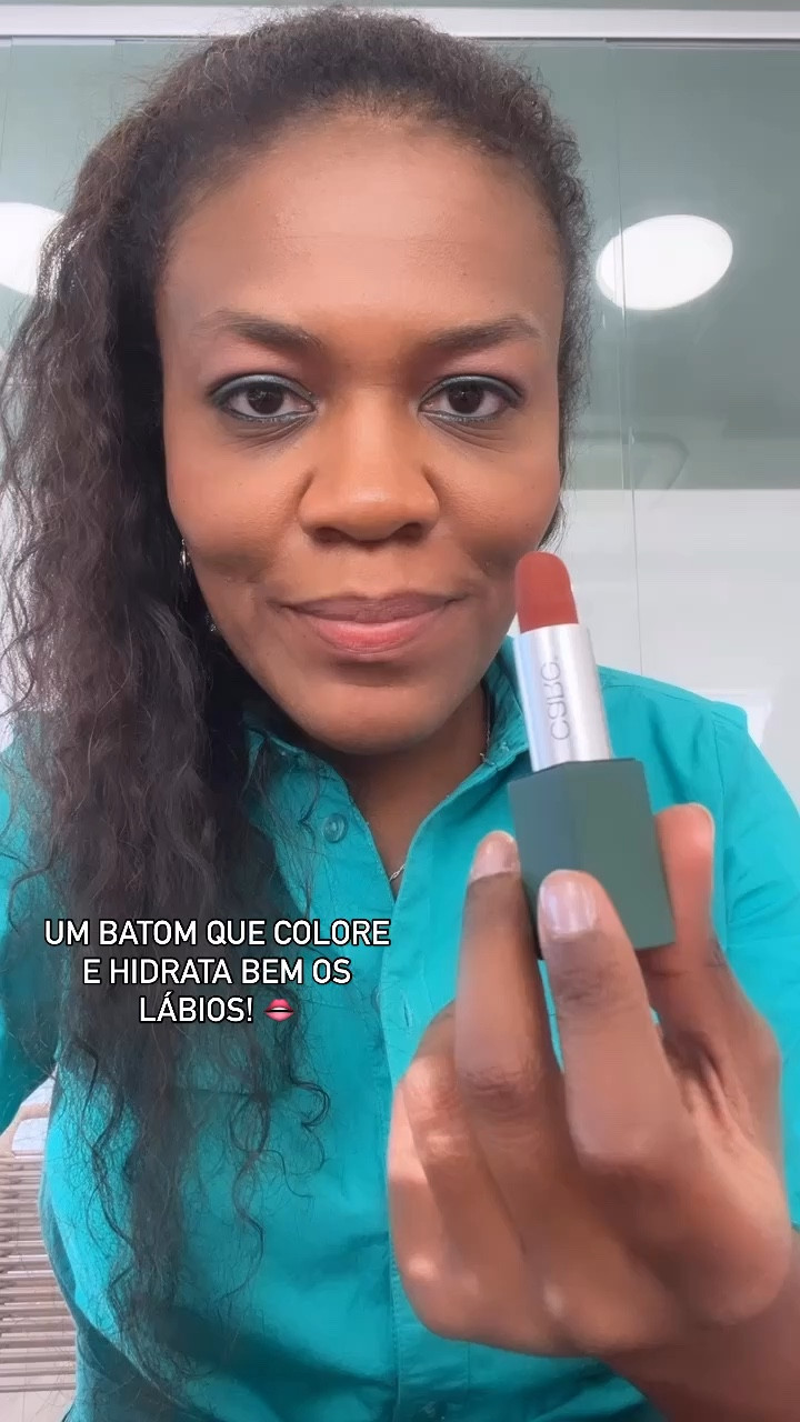 A care é pioneira em beleza limpa e um dos itens bem vendidos da marca são os batons que entregam muito hidratação e um toque matte aveludado. Você colore e hidrata os seus lábios. 