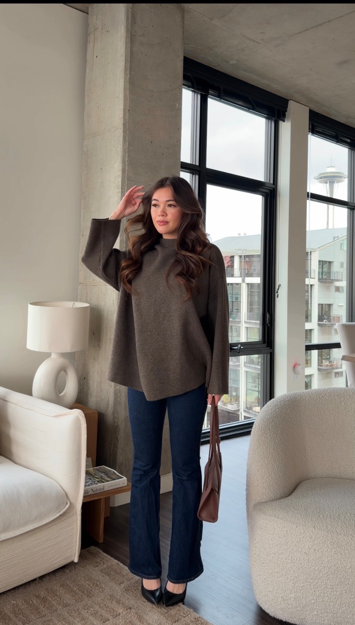 
Thanksgiving/ fall outfit idea 🍂🤎 
Top: XS 
Jeans: 24R