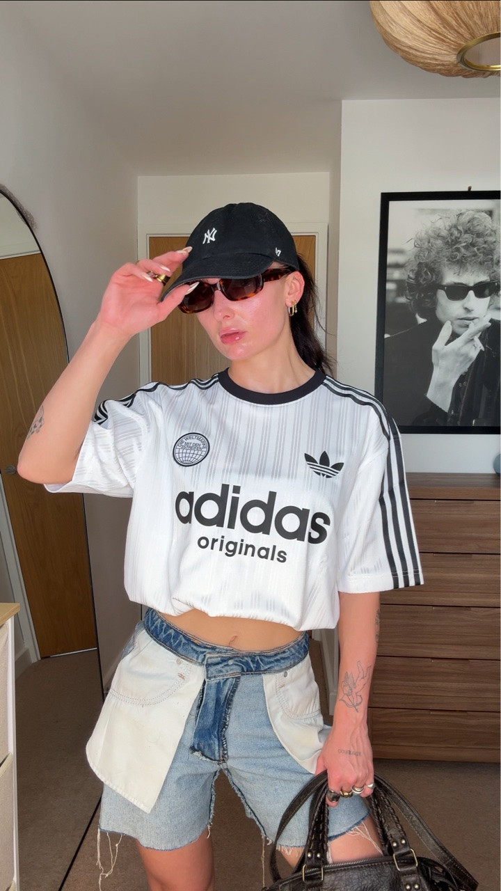 Dragging myself out of my pyjamas, did we make the shorts work? I am obsessed with this adidas tee from JD @jdwomen @adidasoriginals @jdsports ad #grwm #getreadywithme #adidas #jdwomen