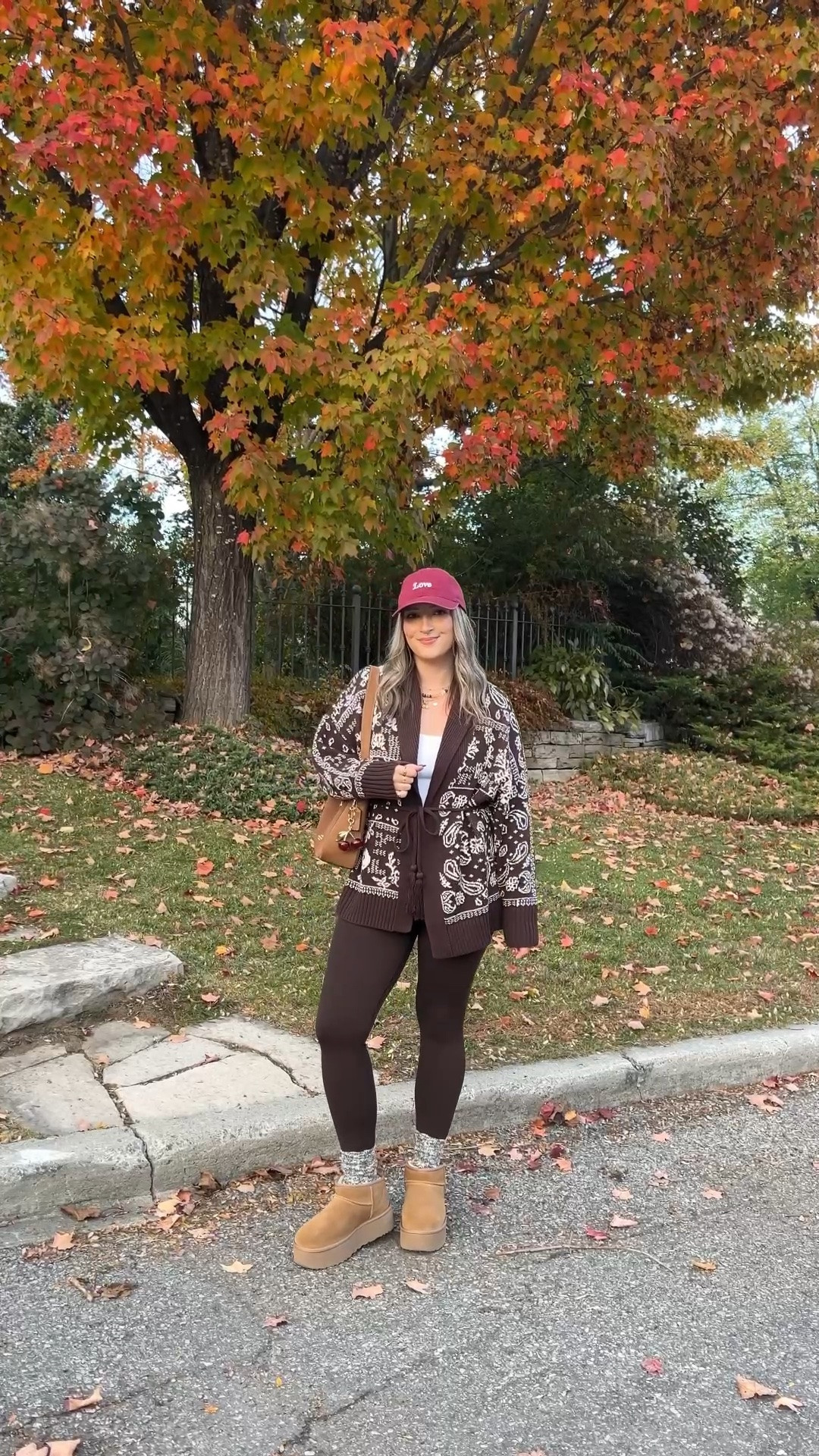 Comfy fall outfit! Wearing L in the bandana print cardigan and brown leggings, wearing M in the bra free tank top. I’m a 9.5-10 shoe and wear a 10 in Uggs