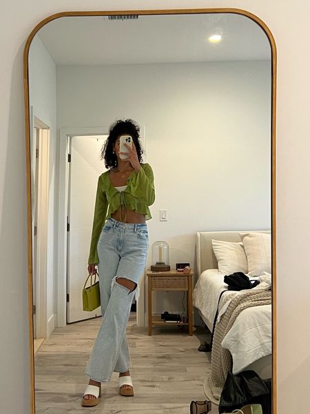 dinner outfit 🐍
Green ruffle sheer top: princess Polly 
long straight jeans: abercrombie 
white platform wedge sandals: princess Polly (roc cashew wedge)
green small purse: zara 
cream basic bralette: Los Angeles apparel 