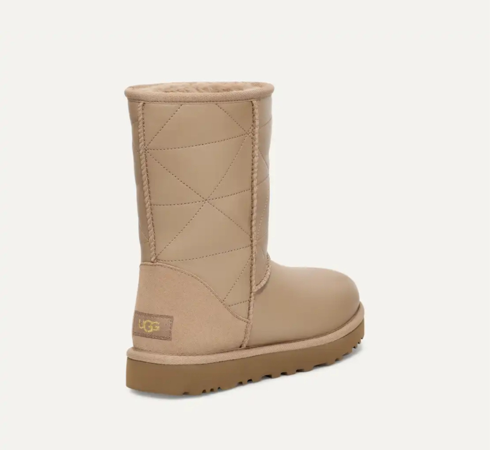 UGG is having holiday sale where there’s 30%-50% off sale on their boots and apparel! 