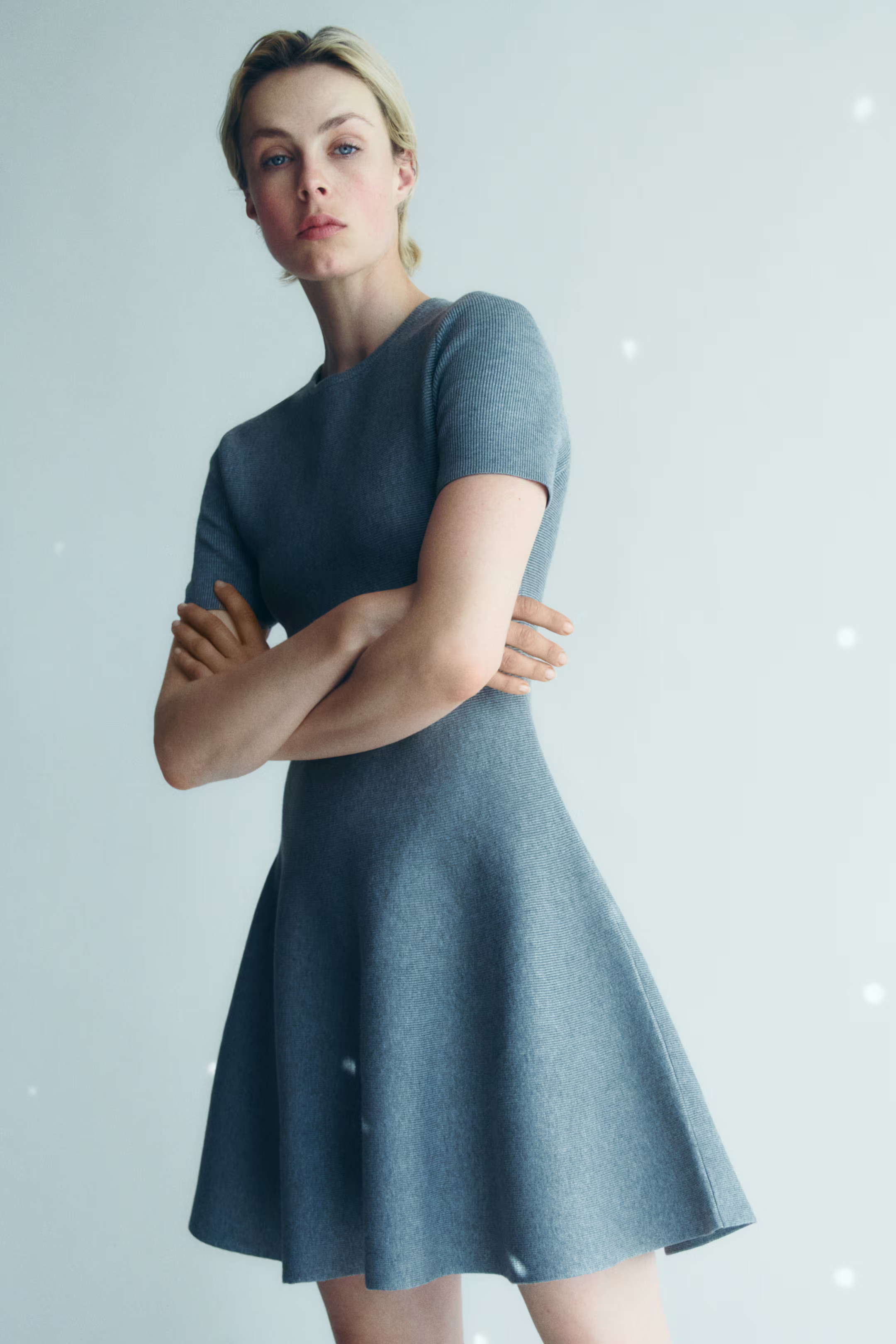 Ausgestelltes Kleid - Rundausschnitt - Kurzarm - Graumeliert - Ladies | H&M AT | H&M (DE, AT, CH, NL, FI)