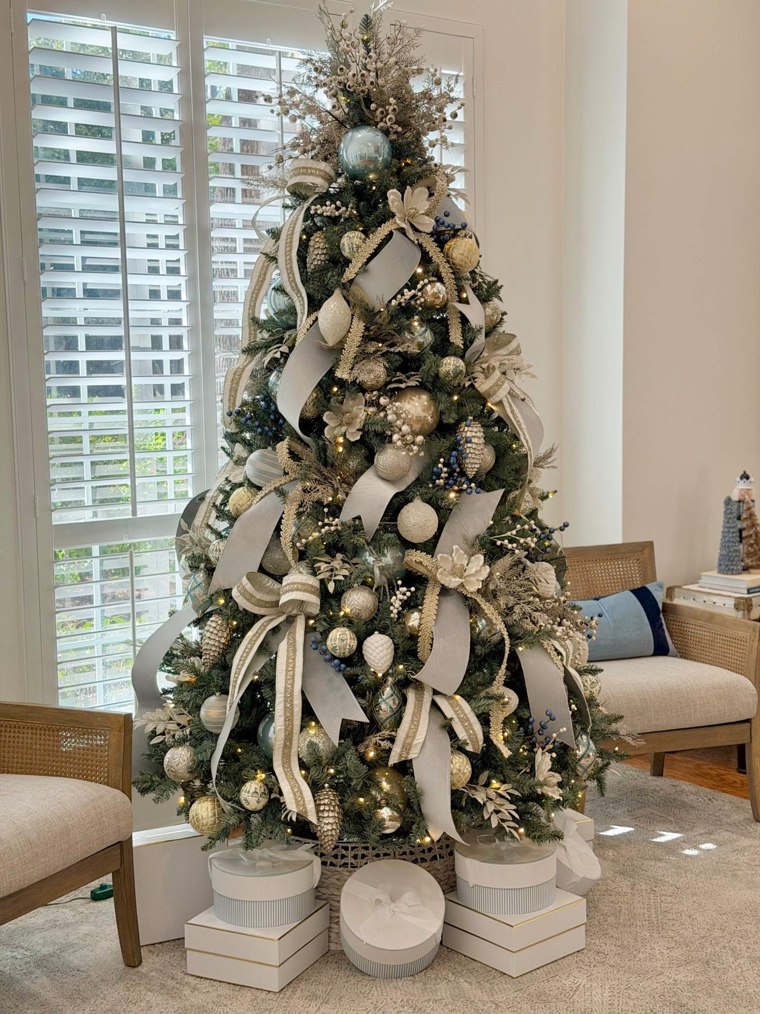 Full reveal of this year’s @kingofchristmas tree! She’s a beautiful jewel-box of vintage glass, chinsoirie nutcrackers, soft plaids, and luxe ribbon. #kingofchristmas #christmastree

#LTKHoliday #LTKStyleTip #LTKHome