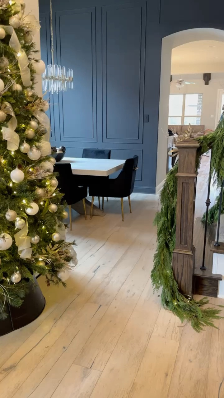 Holiday entry and dining room decor! All items linked below⬇️

#LTKstyletip #LTKHoliday #LTKhome