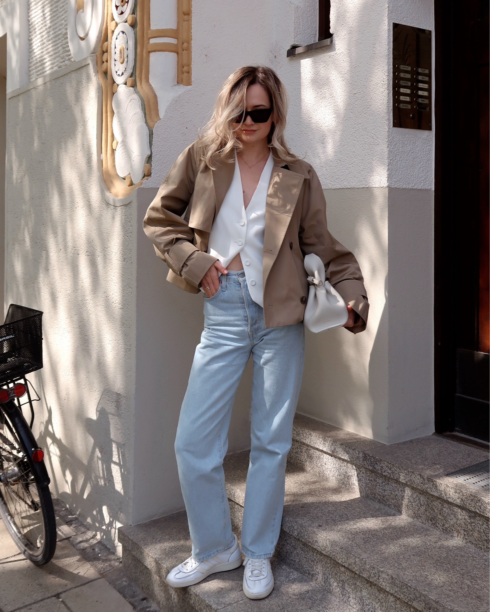 #jeans #bluejeans #lightbluejeans #wideleg #summeroutfits #trench #shorttrench #samba #polene #cateye #waistcoat #whitewaistcoat #kurztrench #westeweiss #hellblaujeans #blaujeans #handballspezial #otherstories #levis #springoutfits #summerlooks #summerinspo

#LTKeurope #LTKstyletip #LTKSeasonal