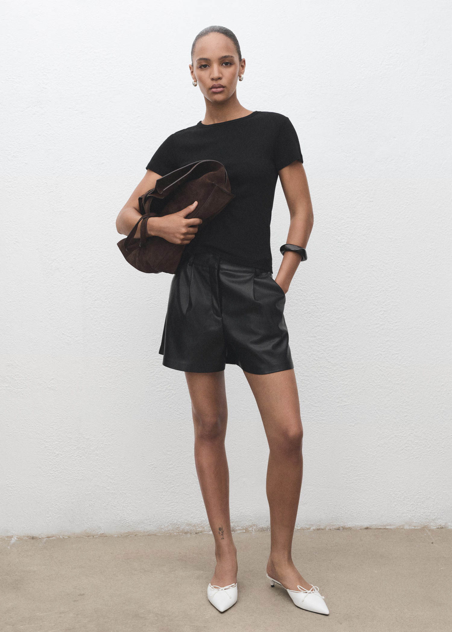 Skin-effect pleated shorts | MANGO (UK)