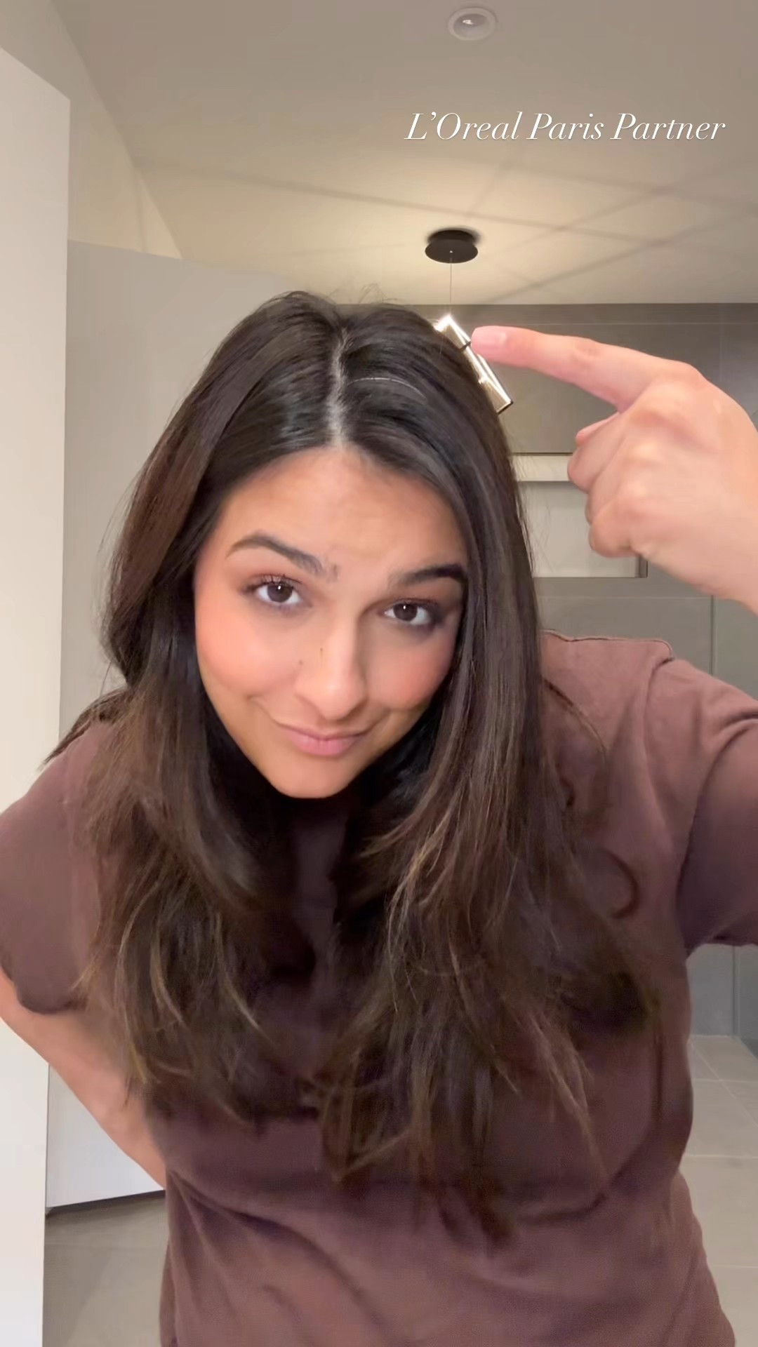 Greys be gone! I’m usually pretty good at tucking in my greys but they are out to play today!! I’m excited to partner with one of my favorite brands, L’Oreal Paris, to share their first ever coloring device!! I’ve used Colorsonic for almost a year now and it’s one of my favorite devices to touch up my roots or cover my grays when in between appointments. It’s super easy, mess-free and works SO well. It’s also really easy to clean which I appreciate! I use shade 4! #lorealparisparter #colorsonic #haircolor #nextwithnita #grayhair #colormyhair 