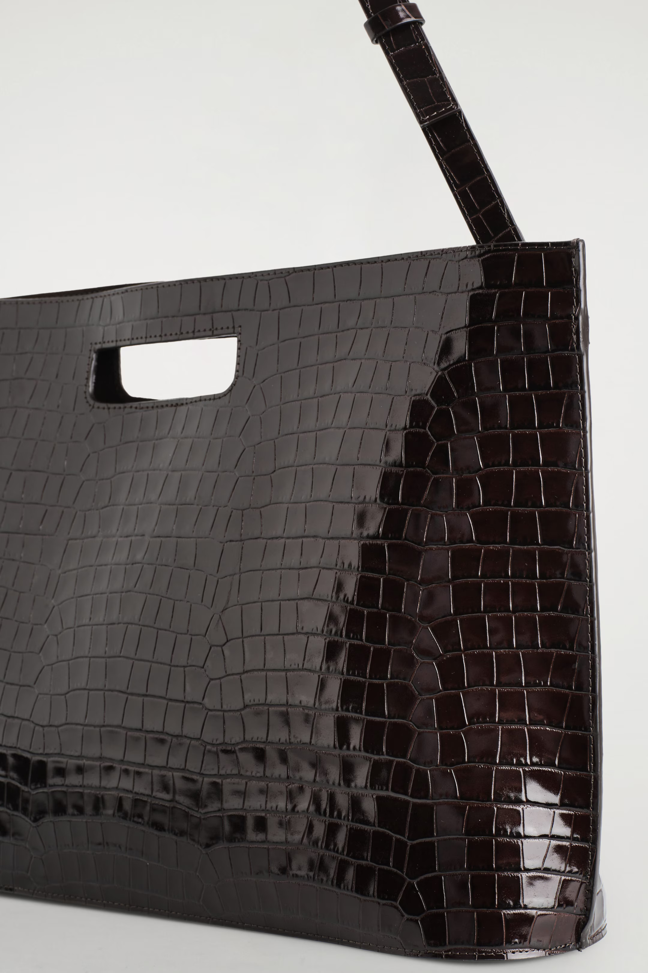 FOLIO OVERSIZED BAG - CROC-EFFECT LEATHER - BROWN | COS GB | COS UK