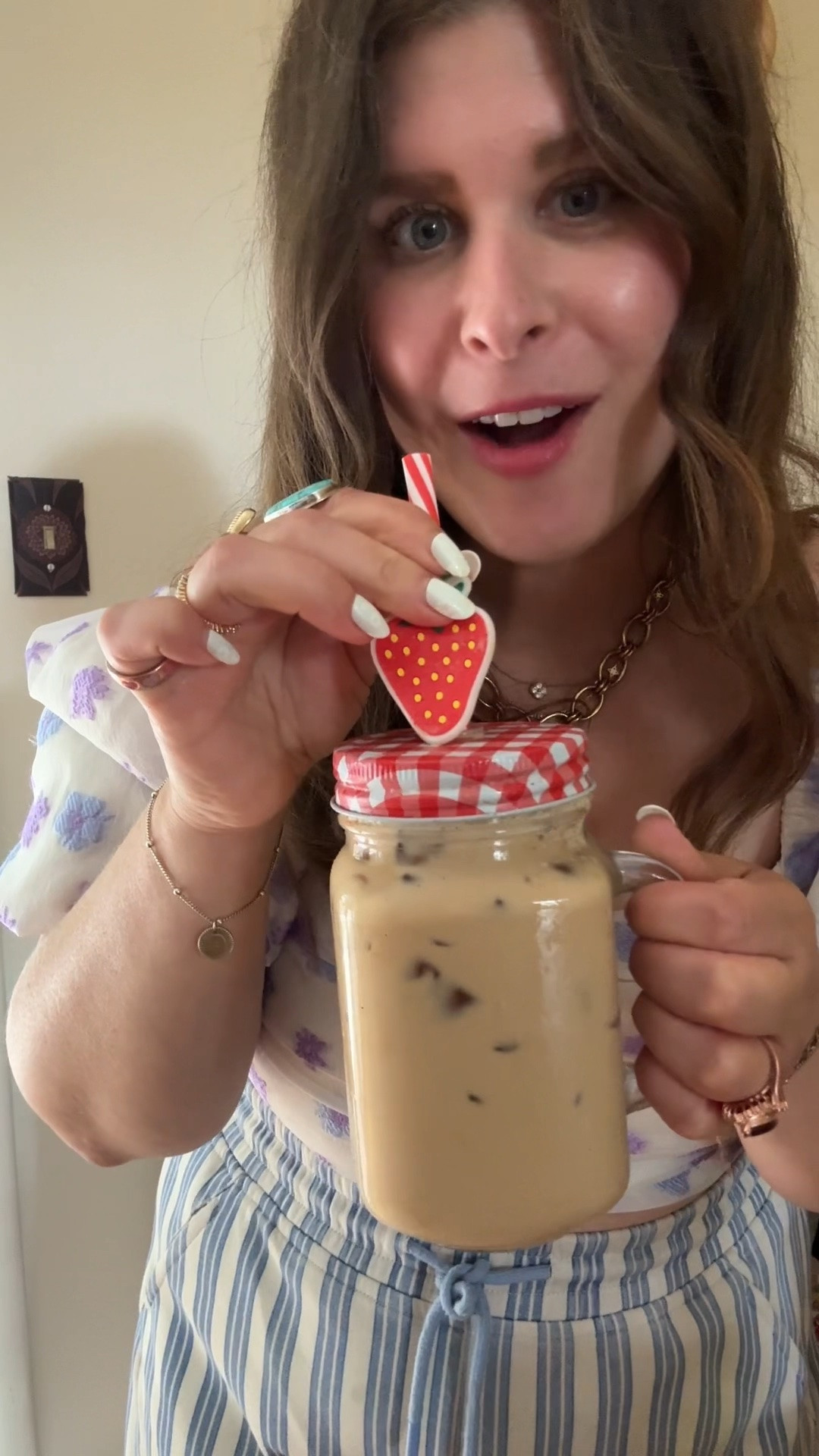 This iced latte is a must make!!! So fun experimenting with at home lattes!

What should I make next?!

#coffee #icedlatte #coffeeathome #latteathome #espresso