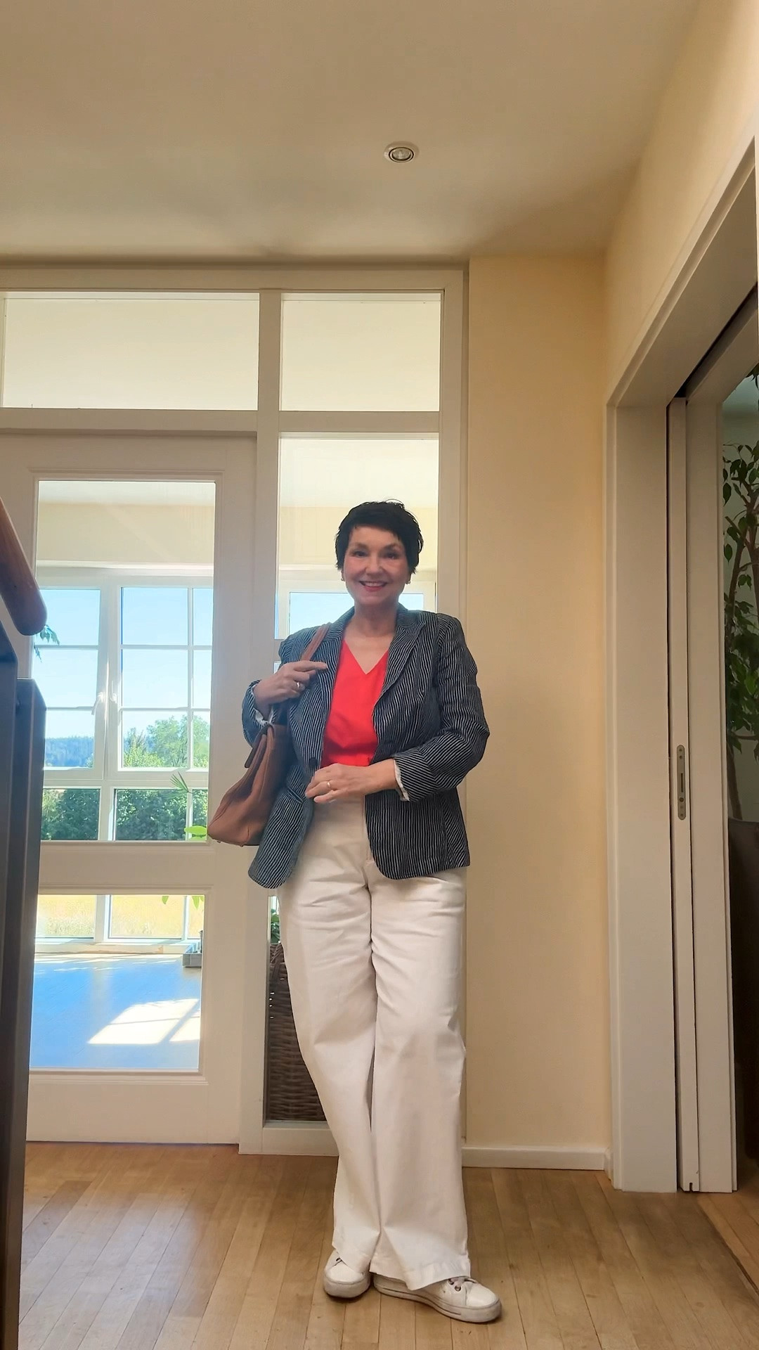 Lässiger City Look: weiße Jeans, Orange Bluse, Kurzärmeln, blaue Leinenjacke

#LTKdeutschland #LTKü50 #LTKsummer