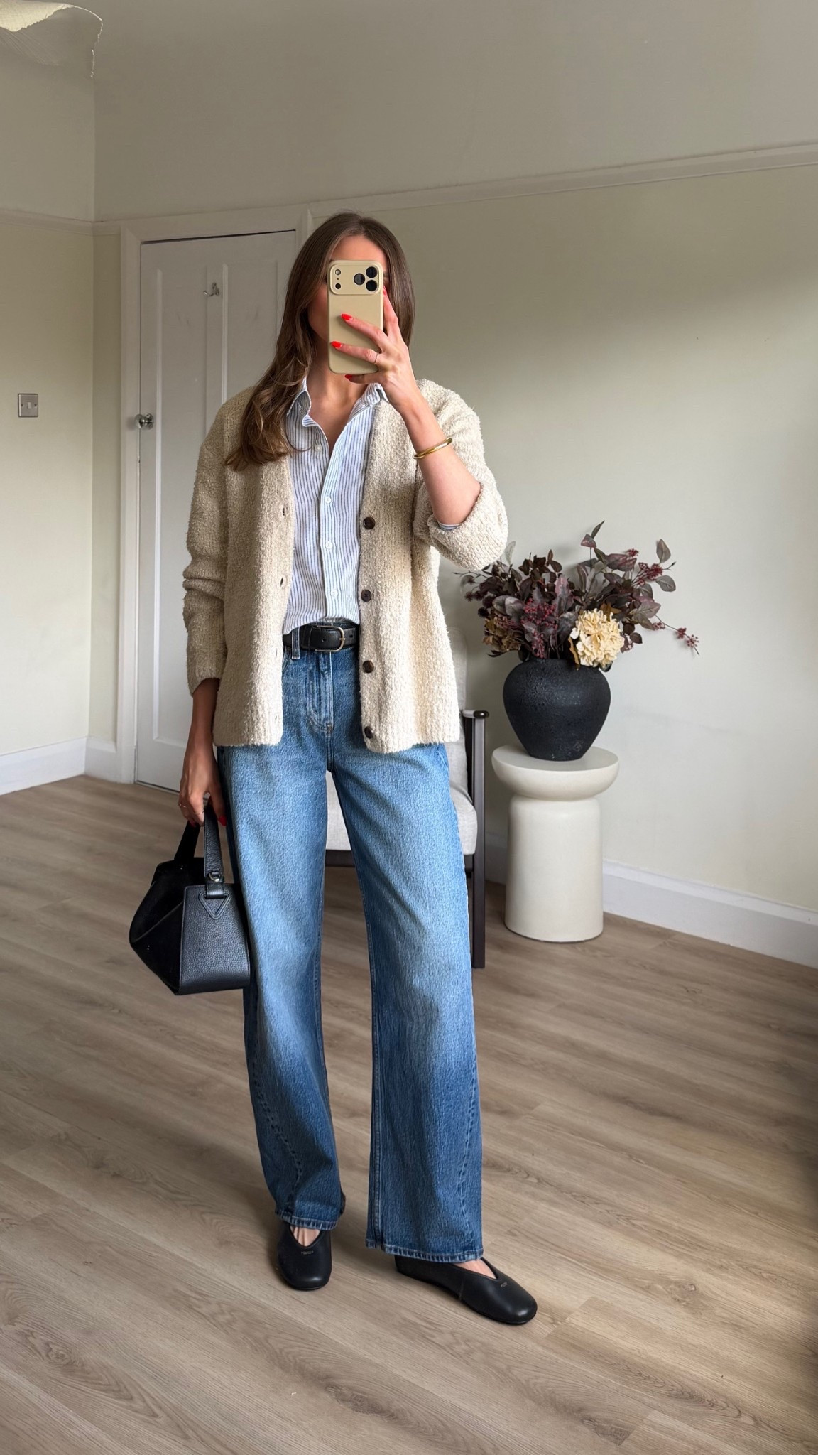 Abercrombie ‘men’s’ cardigan styling
XS in the cardigan -AFEMILY for extra 15% off
Abercrombie shirt - small. AFEMILY for extra 15% off
Abercrombie blue barrel leg jeans - 25 Long, I’m 5ft 6. AFEMILY for 15% off this weekend
Coach ballet flats
The horse clementine bag 
Toteme black leather belt 


Spring outfit Inspo, spring layers, Abercrombie new in 
