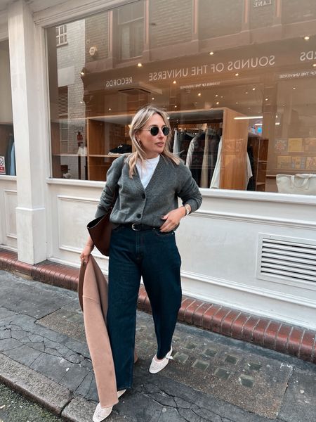 Transitional style

Wearing a size M in the cardigan
Medium in the tshirt 
And sized up once in the jeans

H&M
Uniqlo
Cardigan
Workwear
Spring fashion
Summer fashion
Barrel jeans
Monica vinader
Sezane 
Everydaystyle
Workwear 

#LTKfindsunder50 #LTKstyletip #LTKSeasonal