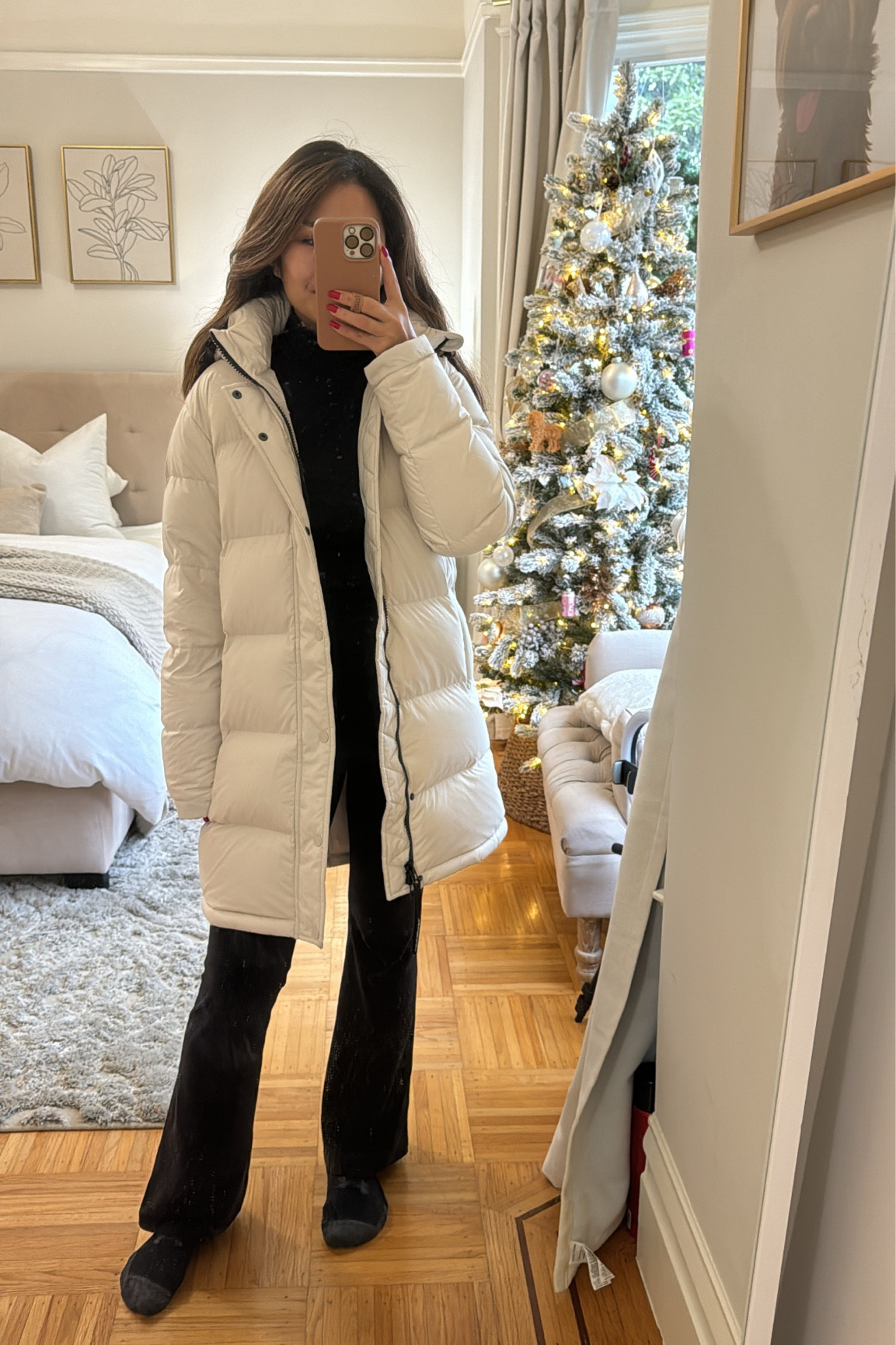 Aritzia super puff 🤍 wearing the super puff mid in matte pearl - so warm and the material was water resistant in the rain! 

Did my true size xs but you can probably size down if you wanted! 