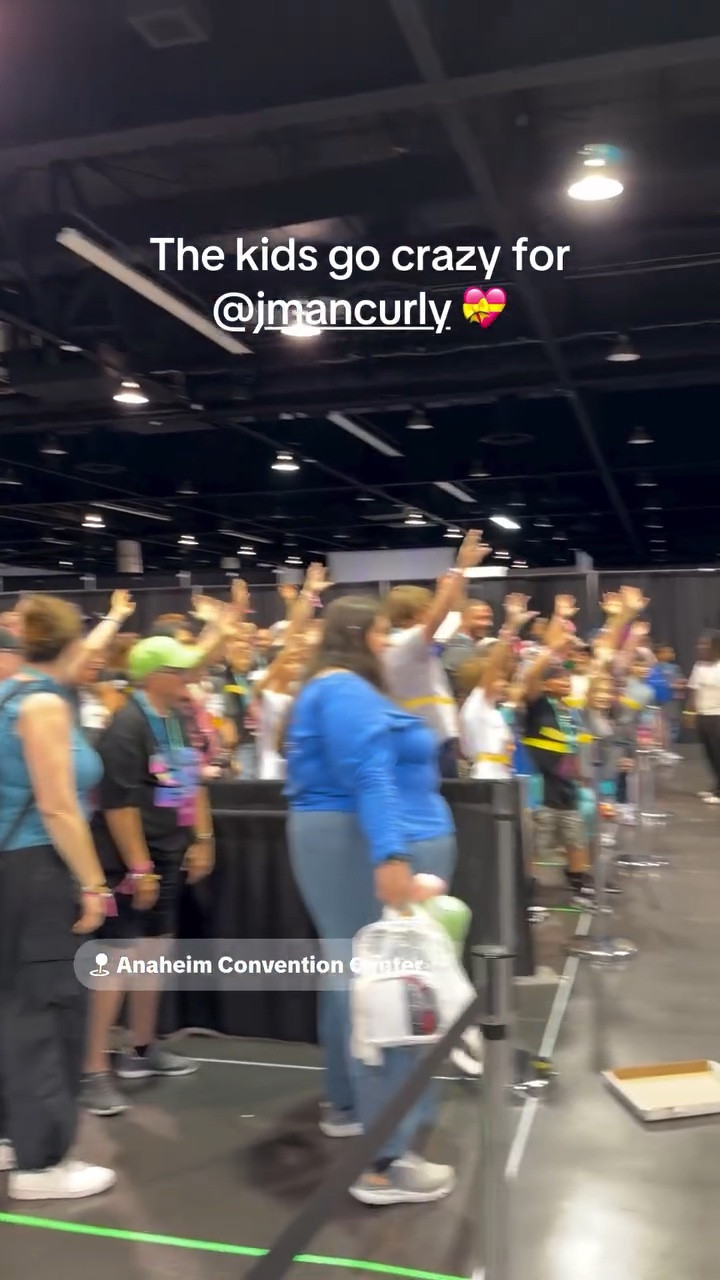 @jmancurlyofficial on his 3rd packed meet-n-greet… he’s so good with his fans. 💝 #vidcon #jmancurly #contentcreator #popculture #fanexpo

#LTKdayinmylife #LTKvlog