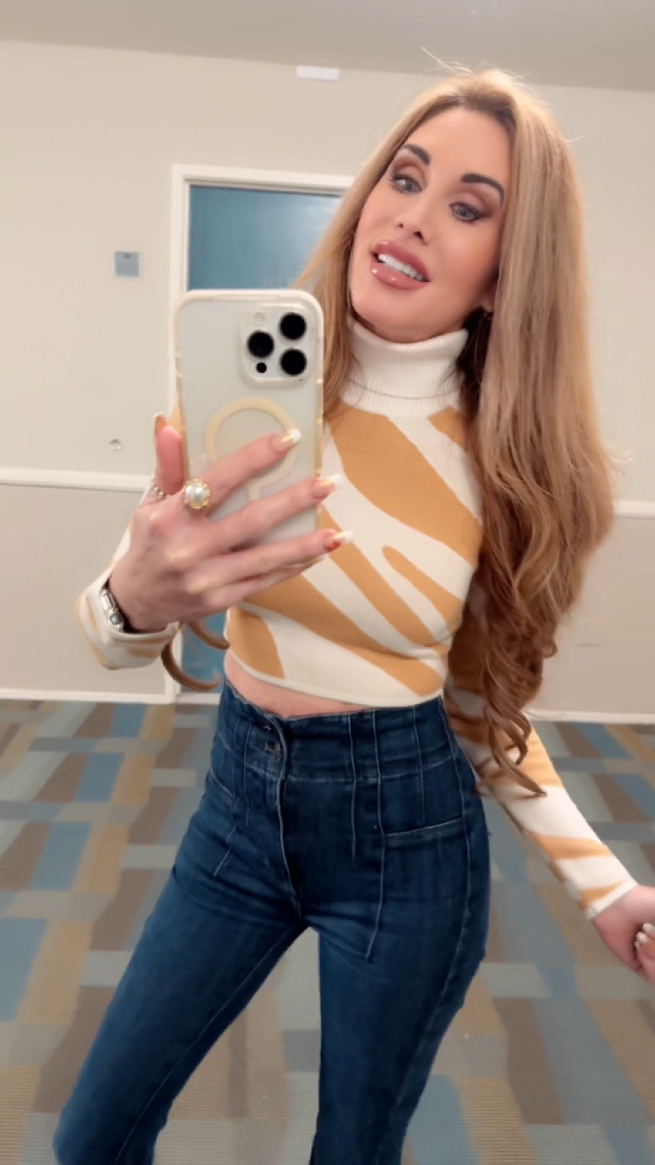 High waisted dark denim for the win this fall 🍁🍂🍃👏🏼