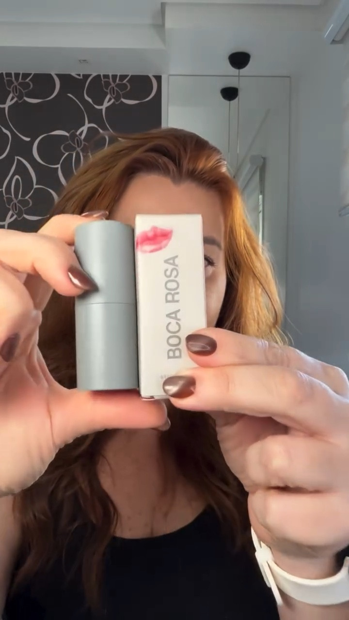 Testei os blushes da @bocarosabeauty nas cores Beagá e Jeri, e estou encantada! 

Ambos têm alta pigmentação, textura ultrafina e acabamento aveludado que esfuma com facilidade, deixando aquele efeito natural na pele, sem marcar. A cor Beagá é um rosado delicado, ideal para looks mais suaves, enquanto o Jeri tem um tom coral queimado lindo, perfeito pra dar aquele ar de bronzeada saudável! 

Fórmula dermatologicamente testada
Acabamento soft matte
Vegano e cruelty free
Longa duração – segura bem até o fim do dia
Funciona tanto com pincel quanto com esponja

Se você ama blush com performance profissional e aquele toque de cor com estilo, pode se jogar sem medo. Qual dos dois é mais a sua cara? 

#BocaRosaBeauty #BlushPerfeito #MaquiagemNacional #PeleGlow #BlushBH #BlushJeri #TesteiEAmei #BelezaReal