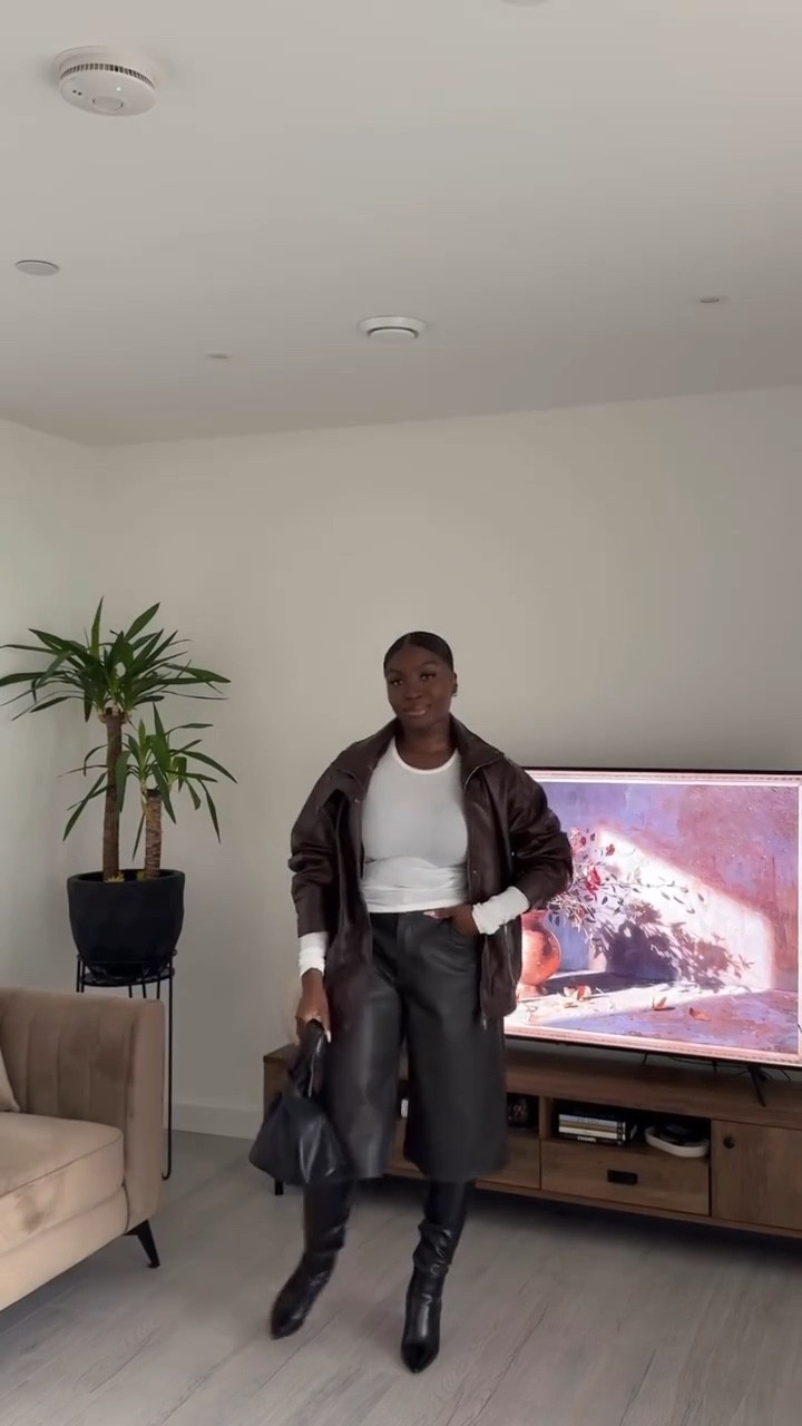 Got myself a pair of jorts & I love ‘em! 

Jacket @bershka 
Top @zara 
Jorts @pullandbear 
Boots @asos