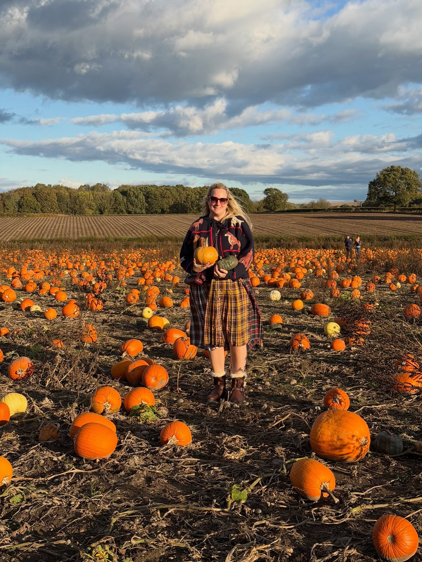 October went by in the blink of an eye! Manage to fit in the annual @school_farm_pyo visit followed by a @thaymar_ice_cream banana split though so I was happy. 
.
This @anthropologieeu dog Cardy has been my most worn item, it’s an investment (as most Anthro things are!) but it’s so cosy? The perfect car Cardy and gets compliments all the time (and the odd ‘I thought you were a cat person comment too - one can like both lol ) anyways it’s currently got 20% off too (so £102) until tomorrow, if you are looking to treat yourself  now’s the time perhaps! 
.
#pumpkin #anthrofinds #plussizeootd #ootd #midsize style over 40 style, autumn outfits, tartan skirt, dog cardigan