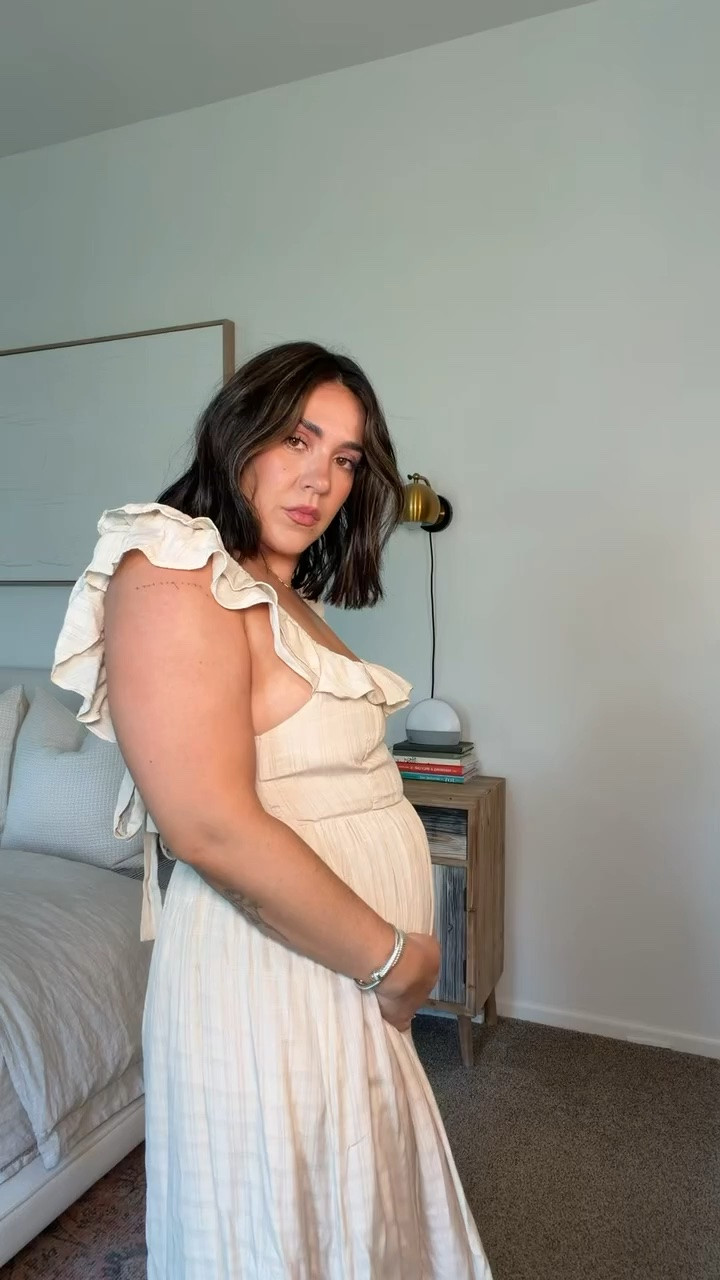 The best under $40 Amazon dress that flatters all the body types, especially boxy bodies like mine! So comfy, flowy & perfect for spring/summer. 

I'm in a L! Color beige