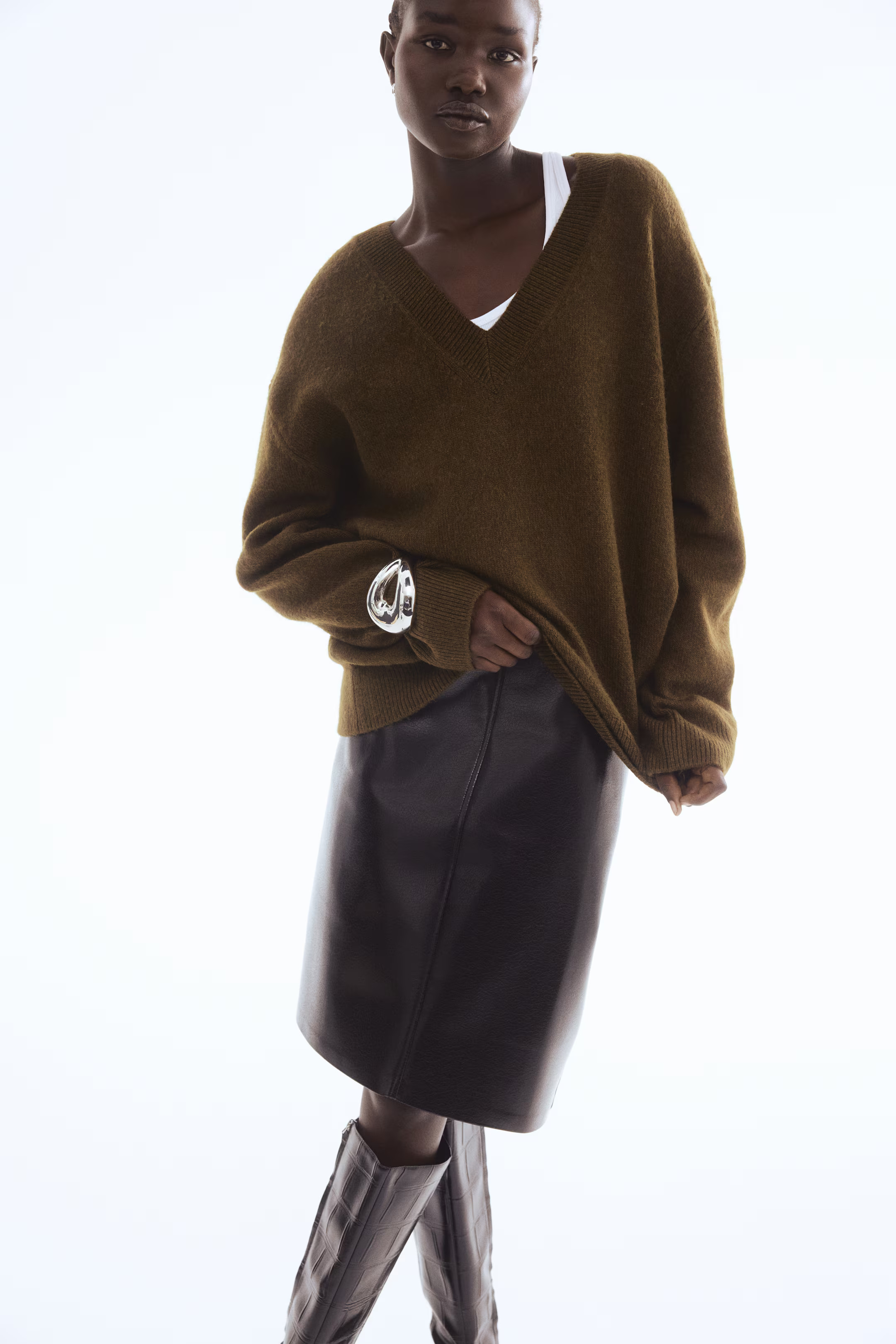 Oversized V-Neck Sweater - Dark khaki green - Ladies | H&M US | H&M (US + CA)