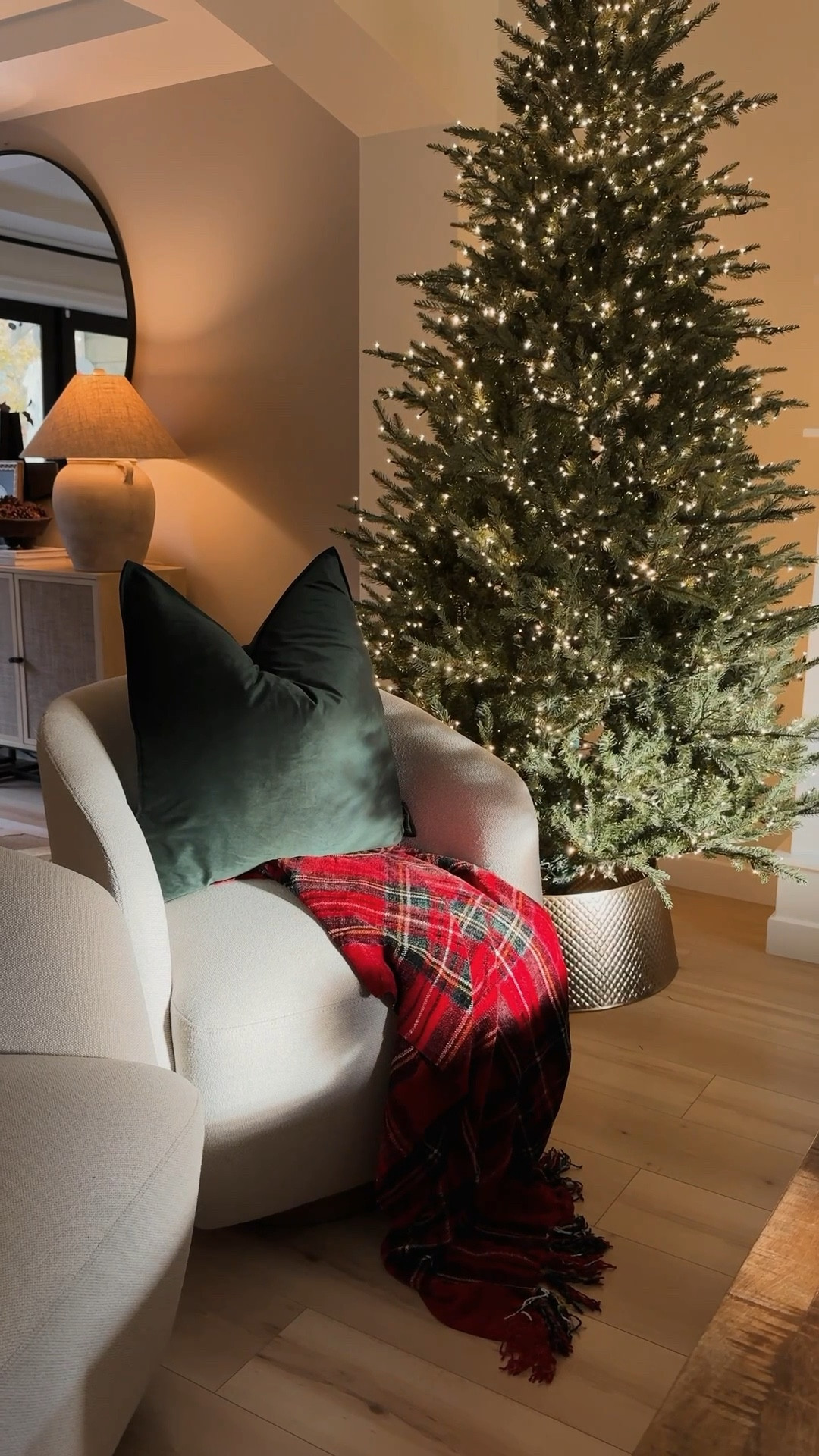 Finally found the perfect plaid throw blanket! ♥️ Cozy, classic, and not too bulky. It’s the ideal layering piece for Christmas decor, winter bedding, or your holiday living room setup 🎄✨ #plaidthrowblanket #christmasdecor #holidayhome #cozyhome #classicchristmas #homedecorfinds #ltkhome #ltkholiday #cozydecor #winterdecor

#LTKFindsUnder100 #LTKSeasonal #LTKHome