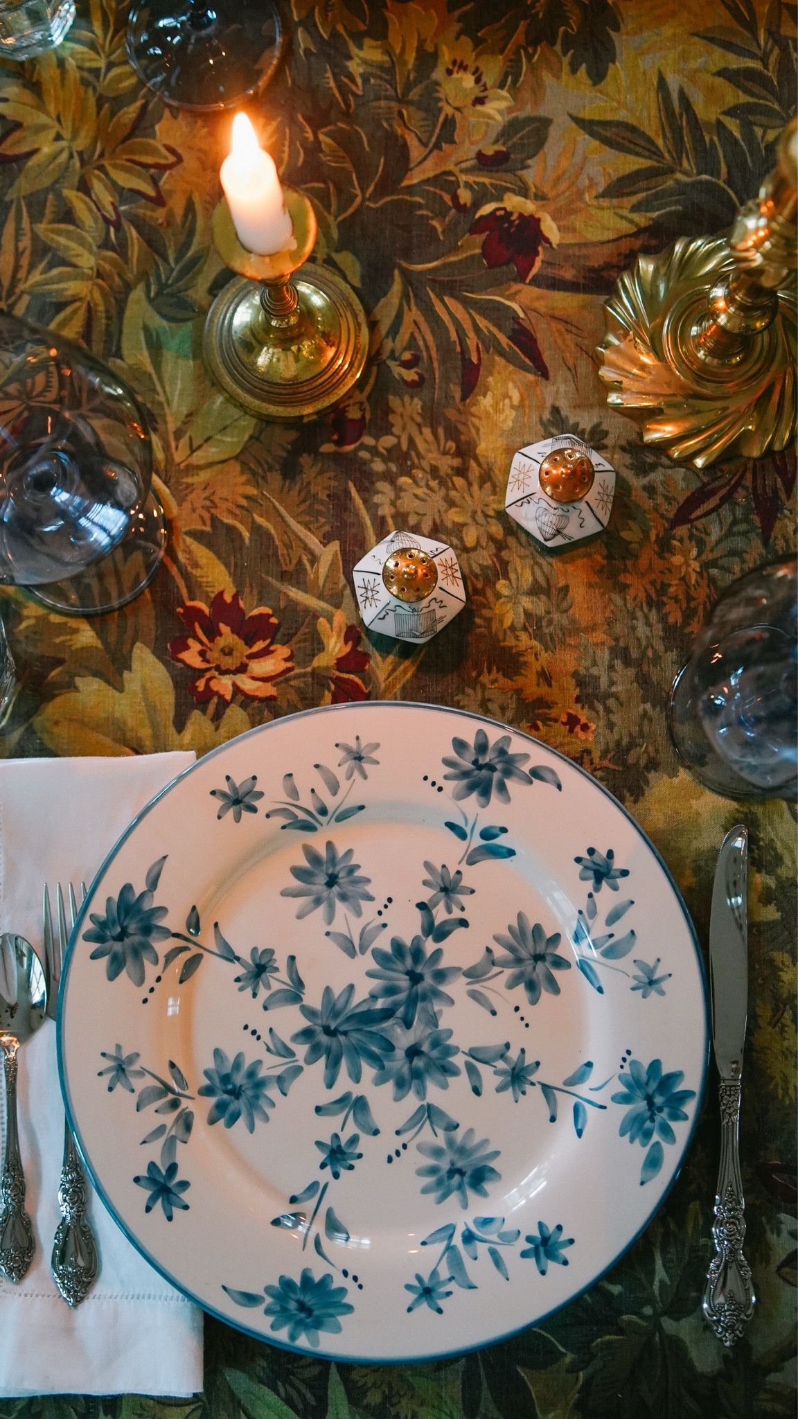 blue and white vintage inspired holiday table setting

Tuckernuck tablecloth 
Sezane plates

#LTKHome #LTKHoliday