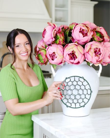 This AMAZON floral grid is the perfect tool for your DIY floral arrangements at home! I shared a smaller one (perfect for smaller vases) a few months ago and found this larger one that’s perfect for heavier floral arrangements. 

LINK IN BIO TO SHOP! 🌸

#founditonamazon #amazonfinds #floralarrangements #diyhomedecor #flowerarrangements tags: pottery barn, afloral 



#LTKHoliday #LTKparties #LTKhome