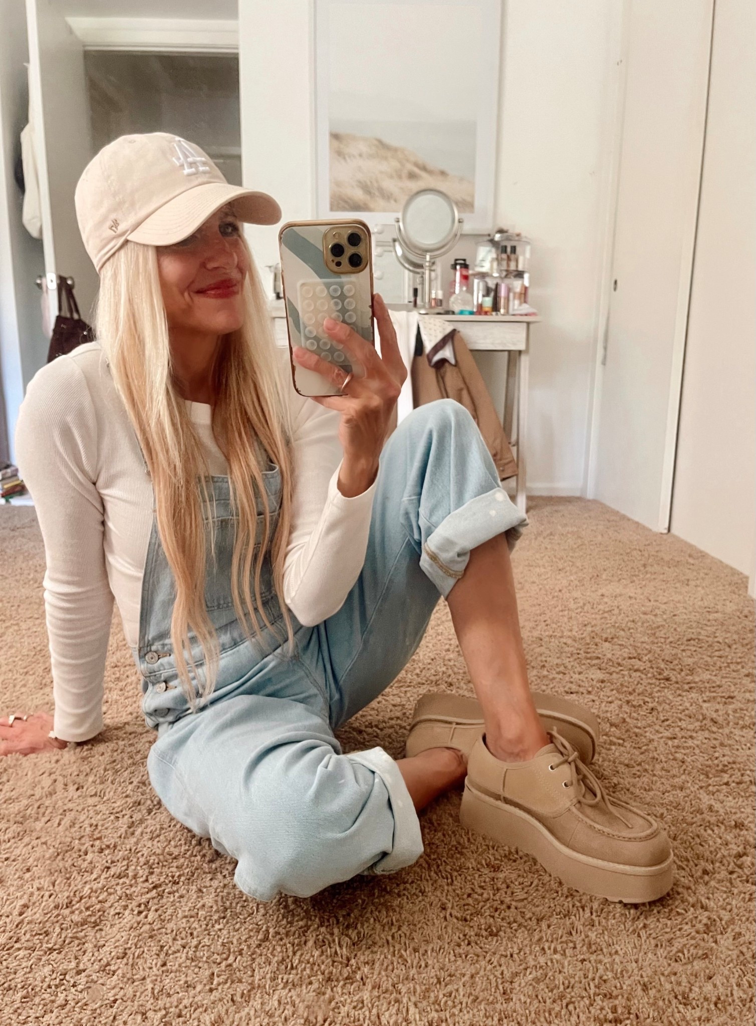 Casual fall outfit 

#overalls #levis #casual #fall #outfit #trending #uggs