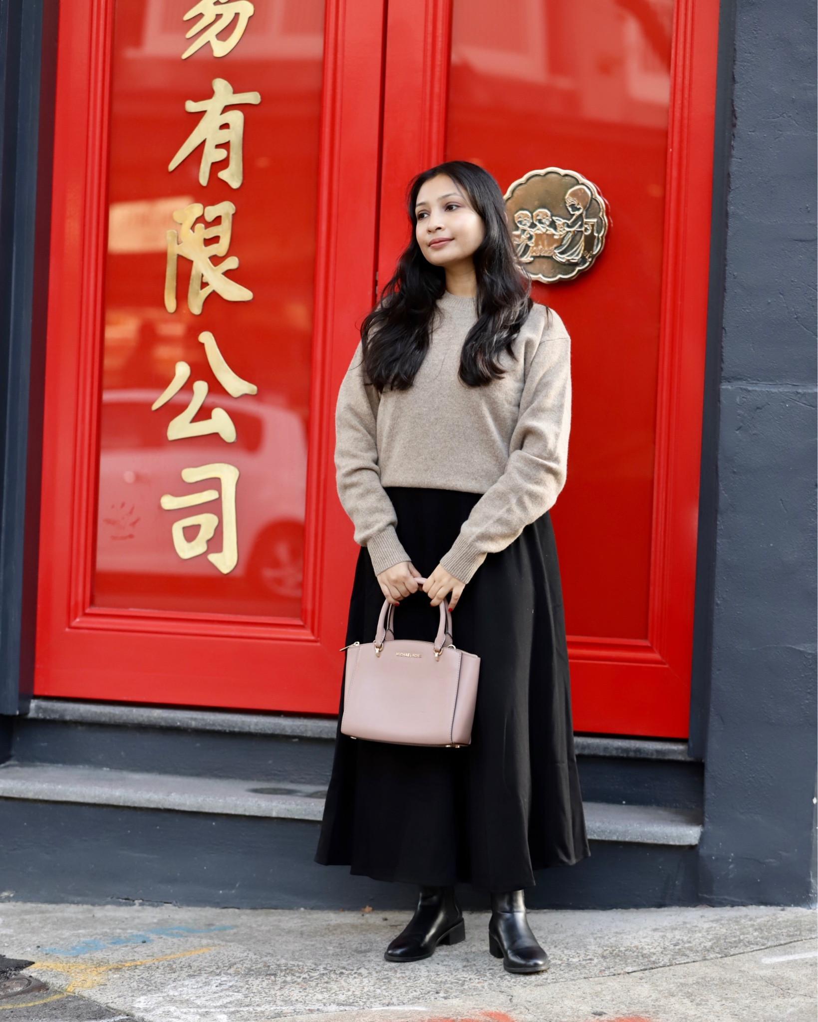 I love to add a pop of colour to my outfit, in this case I added the colour to the door 😂
Outfit deets below 
#neutraloutfit #woollenjumper #maxiskirt #blackskirt #bkackmaxiskirt

#LTKworkwear #LTKstyletip #LTKSeasonal