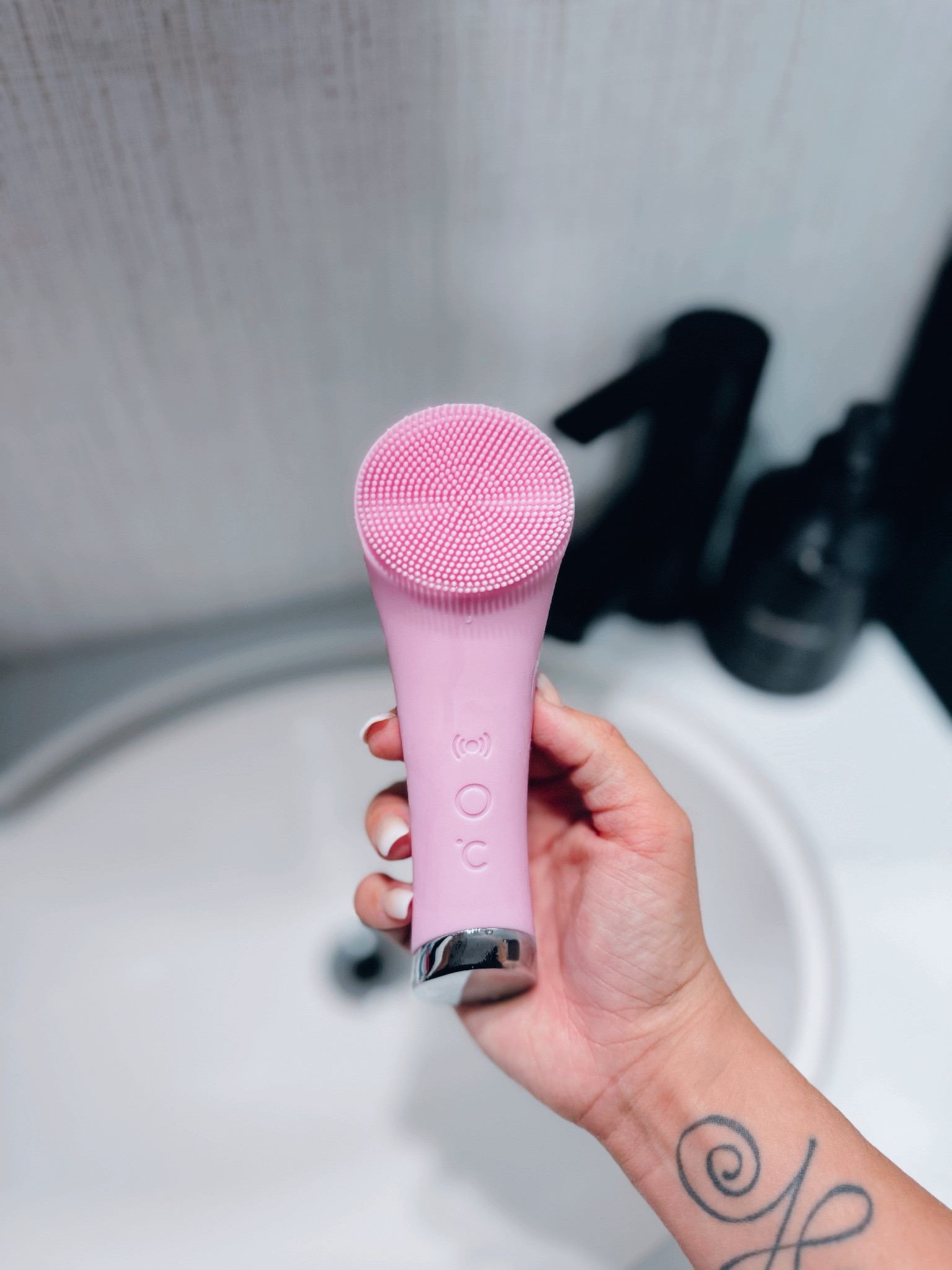 This silicone face scrubber w/ heated tip is ✨✨✨
#LTKskincare
#LTKbeauty