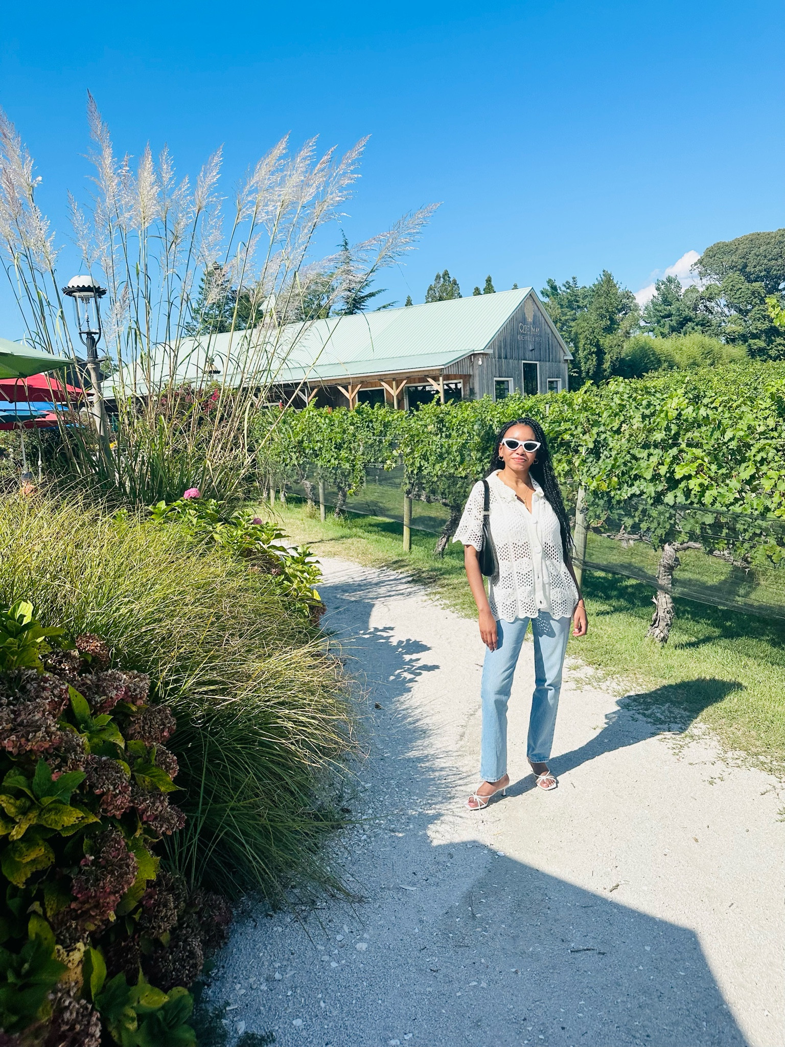 TOP: size medium
JEANS: size 25 (true to size)