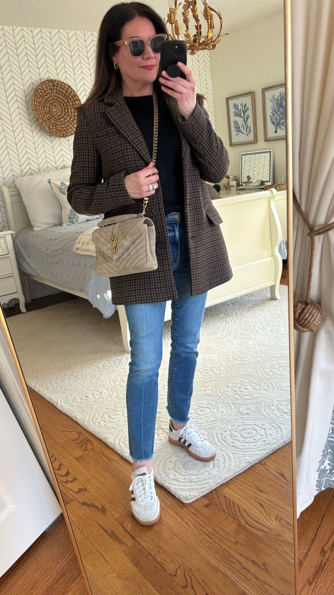 An easy sweater, Jeans and sneakers look! 
