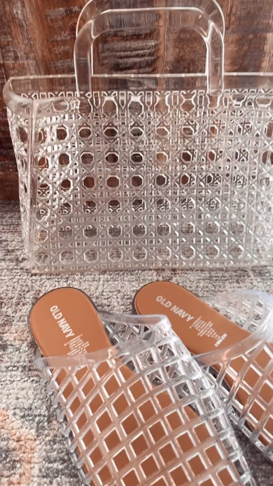 Spring style jelly sandals and jelly bag!! Jelly sandals and accessories are all over this season. Old navy sale, jelly shoes, jelly bag, spring fashion, spring accessories  