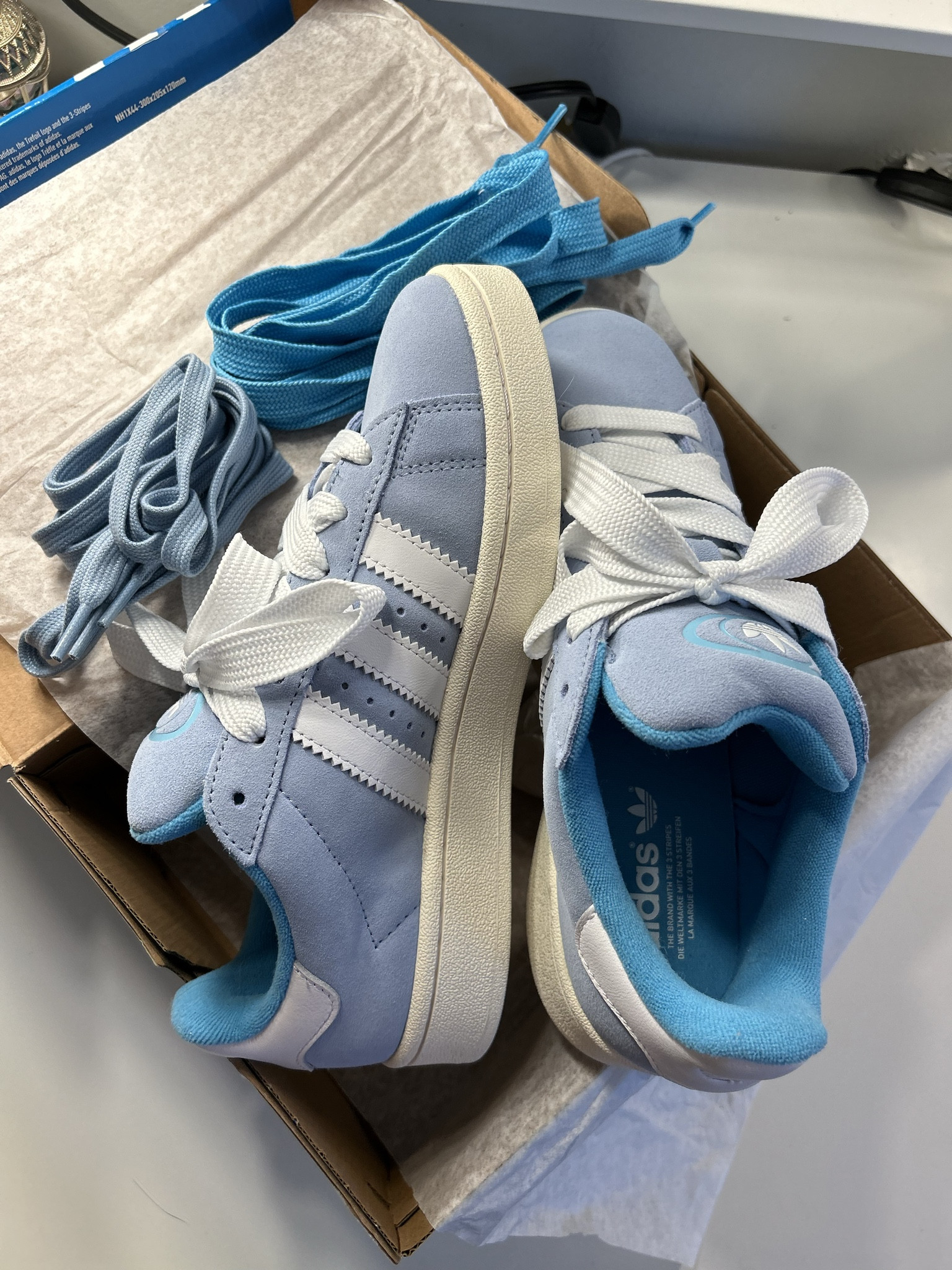 new shoes!!!
size: W7.5//M6.5
(i recommend getting half a size down from your normal size, they run big!)
outfit in last slide:
top: white fox (xxs)
jeans: motel rocks low rise parallel (sandy blue acid) (W26 L32)
