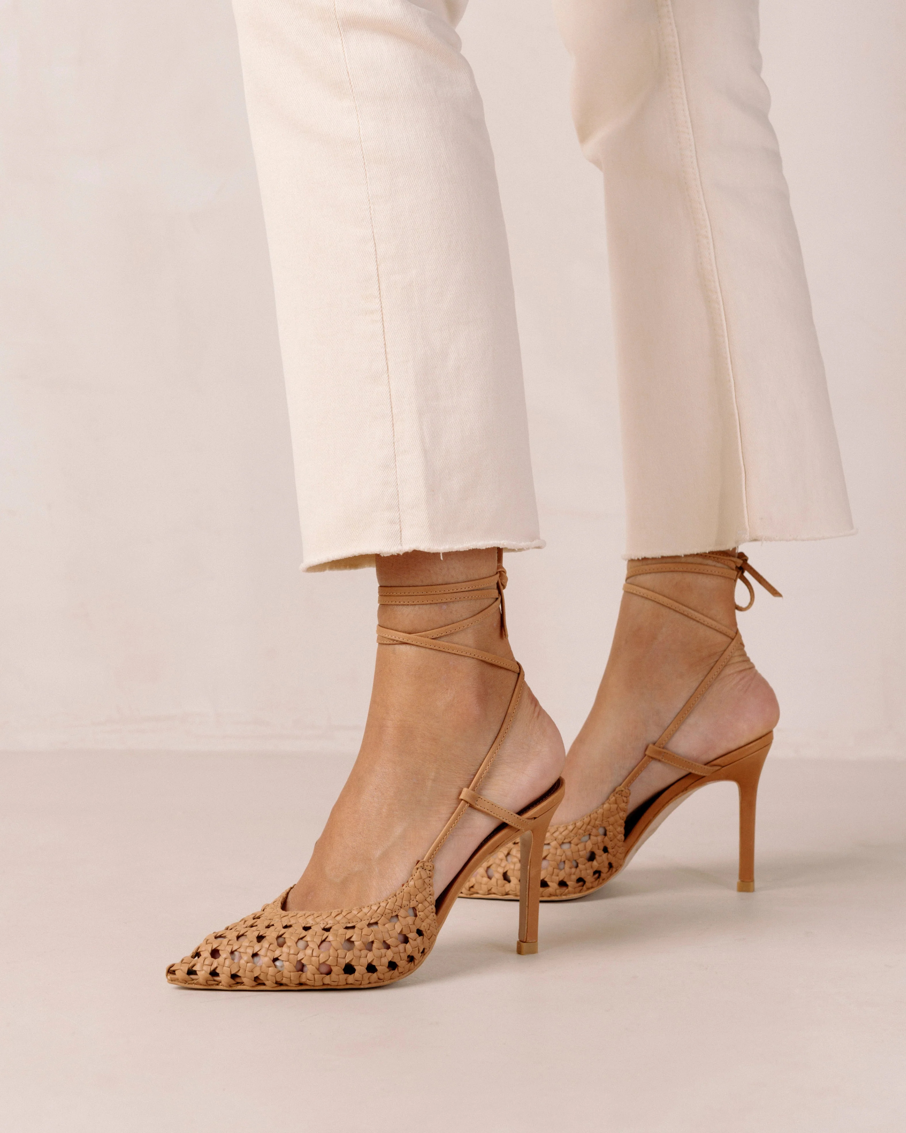 Sandstorm Camel | Pointed toe kitten heels – ALOHAS | Alohas FR