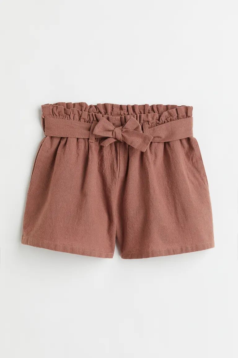 Shorts in an airy, woven cotton and linen blend. Gathered waistband with covered elastic and a re... | H&M (US + CA)