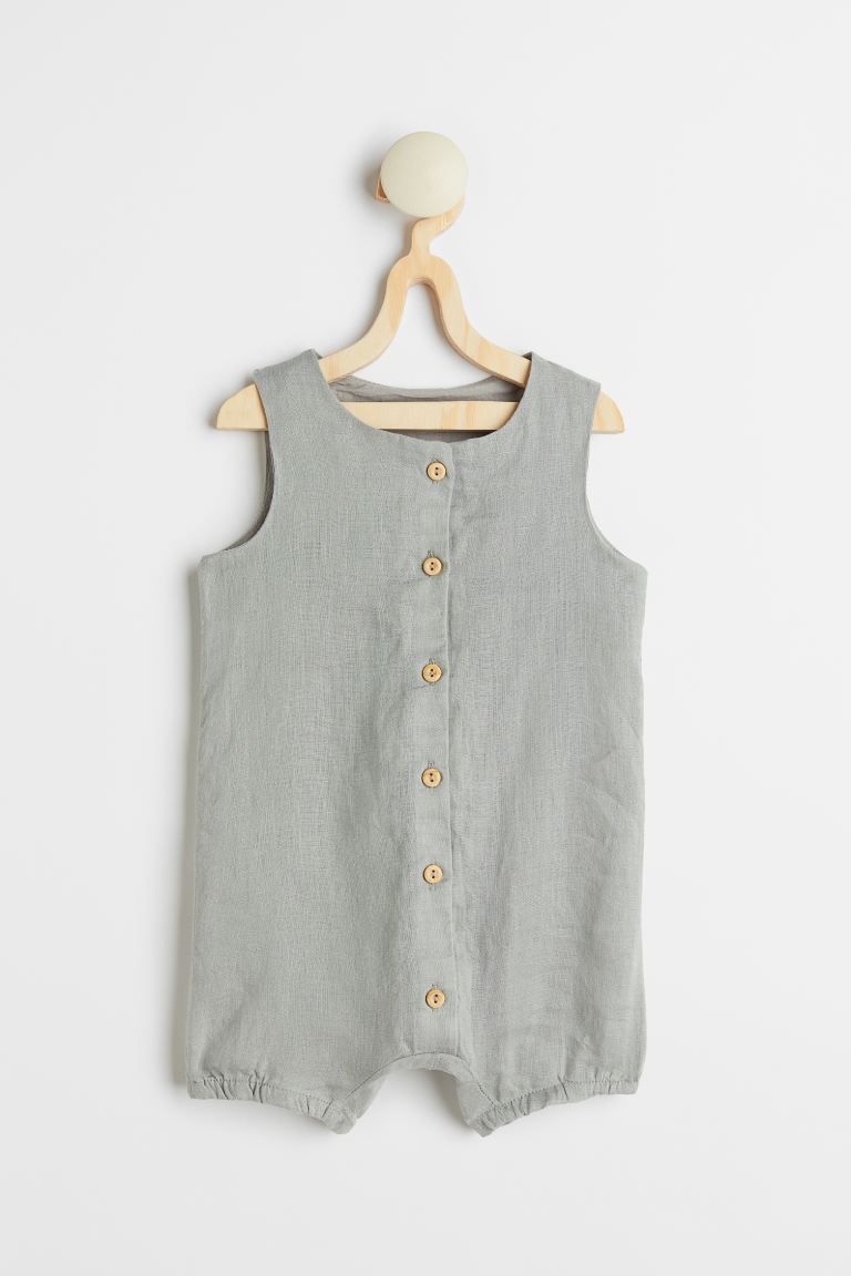 New ArrivalBaby Exclusive. Sleeveless romper suit in woven, crinkled organic cotton fabric. Butto... | H&M (US + CA)