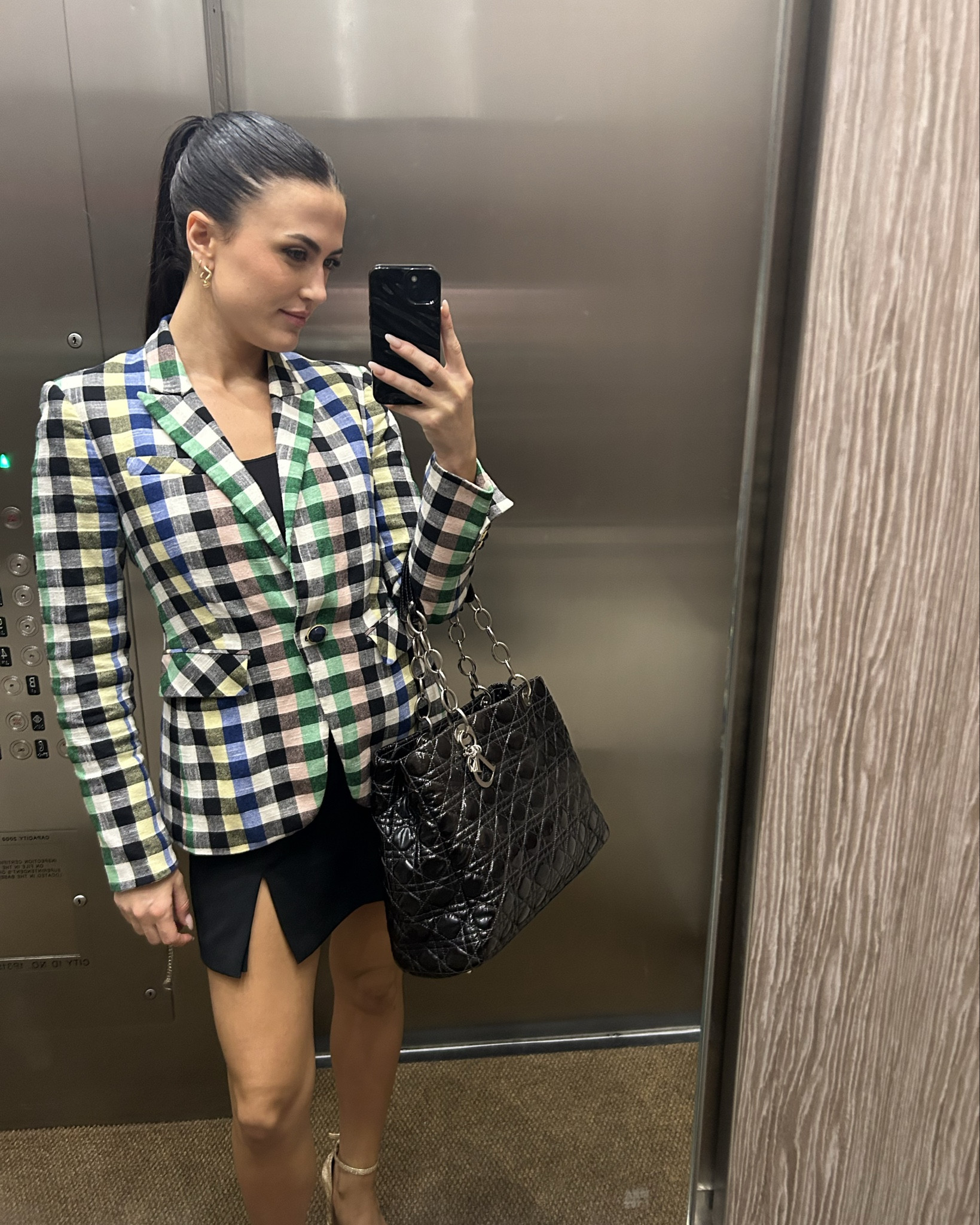 The dreamiest blazer it is so comfy and such a standout piece. It’s giving center of attention! Paired with a large parent tote for texture and sky high gold heels and a black mini skort. 