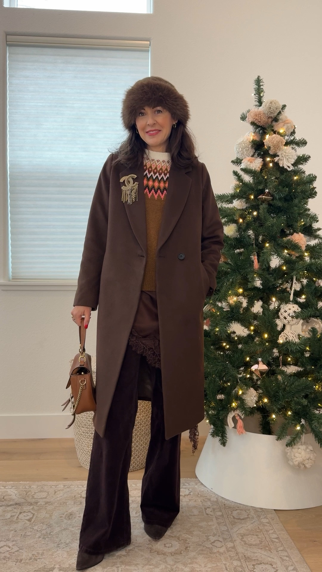 Make more outfits when you think outside the box - my 8 piece holiday capsule makes it easy. 

The Checklist
Fair Isle Sweater
Lace Camisole Top
Tie Neck Blouse
Sheer Layering Top
Dark Denim
Boot Skirt
Corduroy Pants
Blazer Coat


Shop and download the free lookbook with over 30 outfit ideas here ⬇️
https://closetchoreography.com/throwing-a-fit-never-looked-so-good-the-8-piece-holiday-capsule-youll-wear-everywhere/