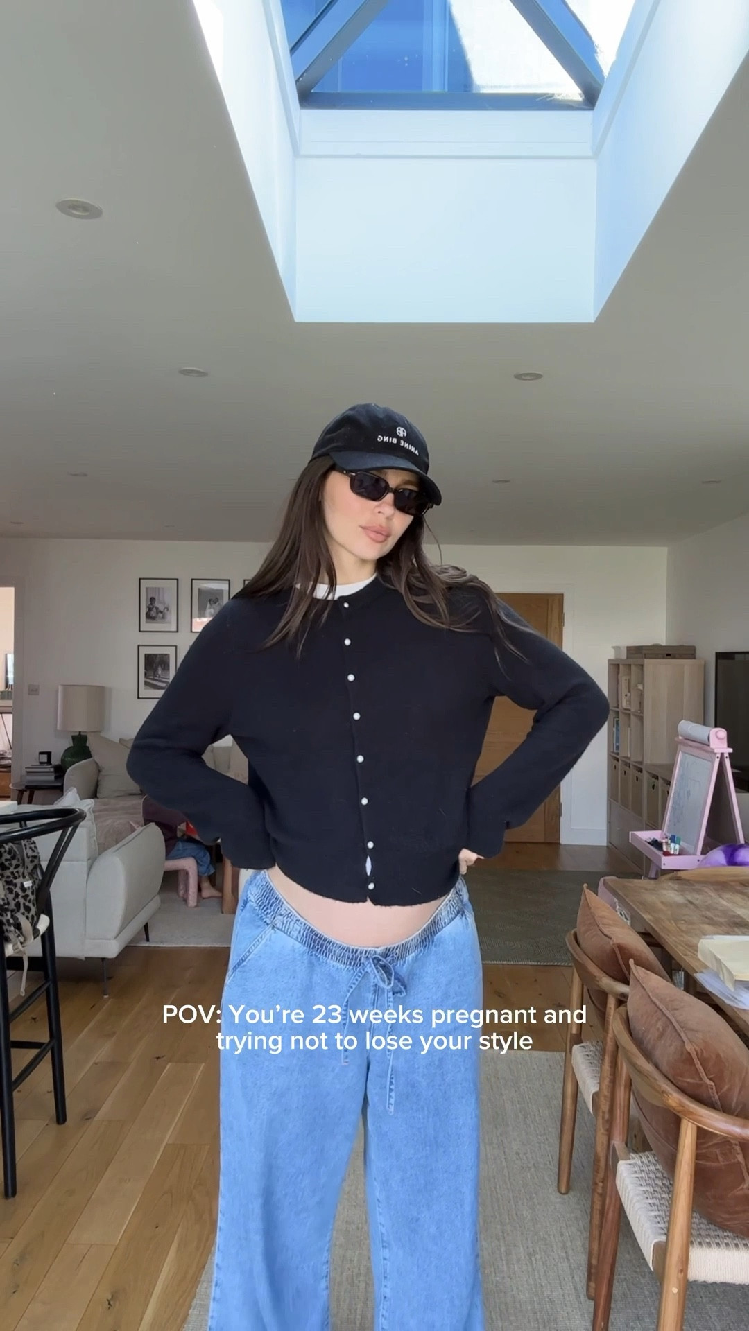 It’s a real battle sometimes feeling confident and ‘cool’ when you’re pregnant. But we MOVE!!!! You can’t go wrong with a simple outfit and a cap 👌🏼

I’m 24 weeks on Monday and this bump has got a lot more growing to do. Wish me luck 😅

* I went for a L in the Abercrombie cargidan & the jeans! 🫶🏼