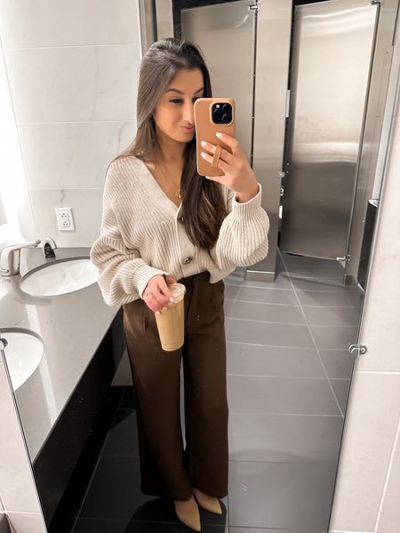 Back to back meeting Wednesday today 🥵 called for comfy warm cardi and chocolate brown tailored pants for petites!! Hope you’re all having a good Wednesday and staying warm from that snow/ice storm! ❄️ 


Petite workwear, 9-5 business casual, business casual outfit, smart casual, workwear, petite work pants, work pants, trousers, petite officewear, petite work looks, rib knit cardi, Sloan pant, viral trousers, tik tok viral pants 

#LTKworkwear #LTKshoecrush #LTKSeasonal