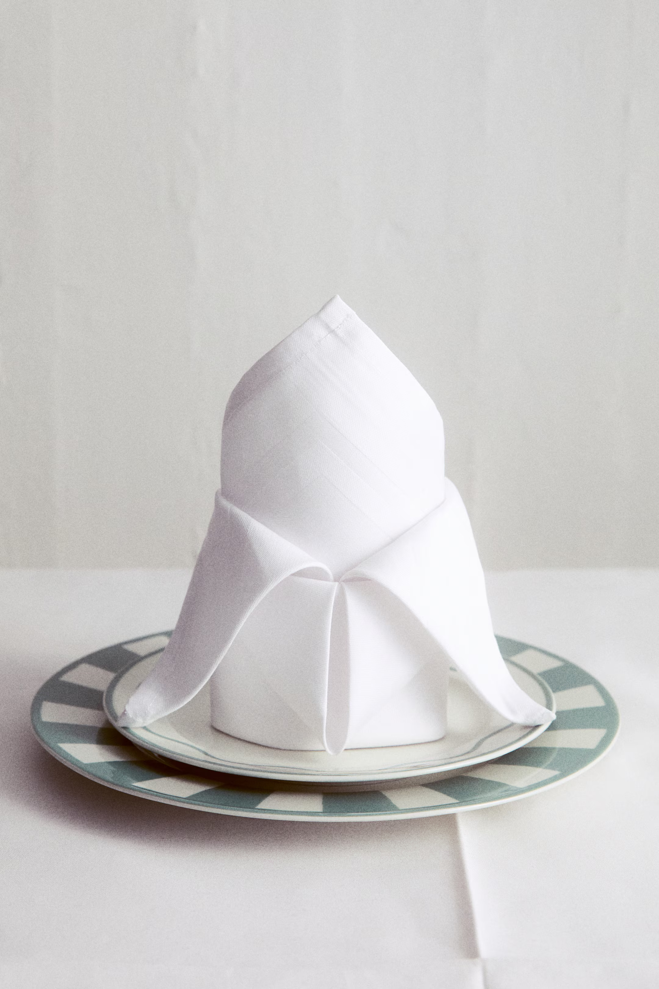 Porcelain dinner plate | H&M (UK, MY, IN, SG, PH, TW, HK)