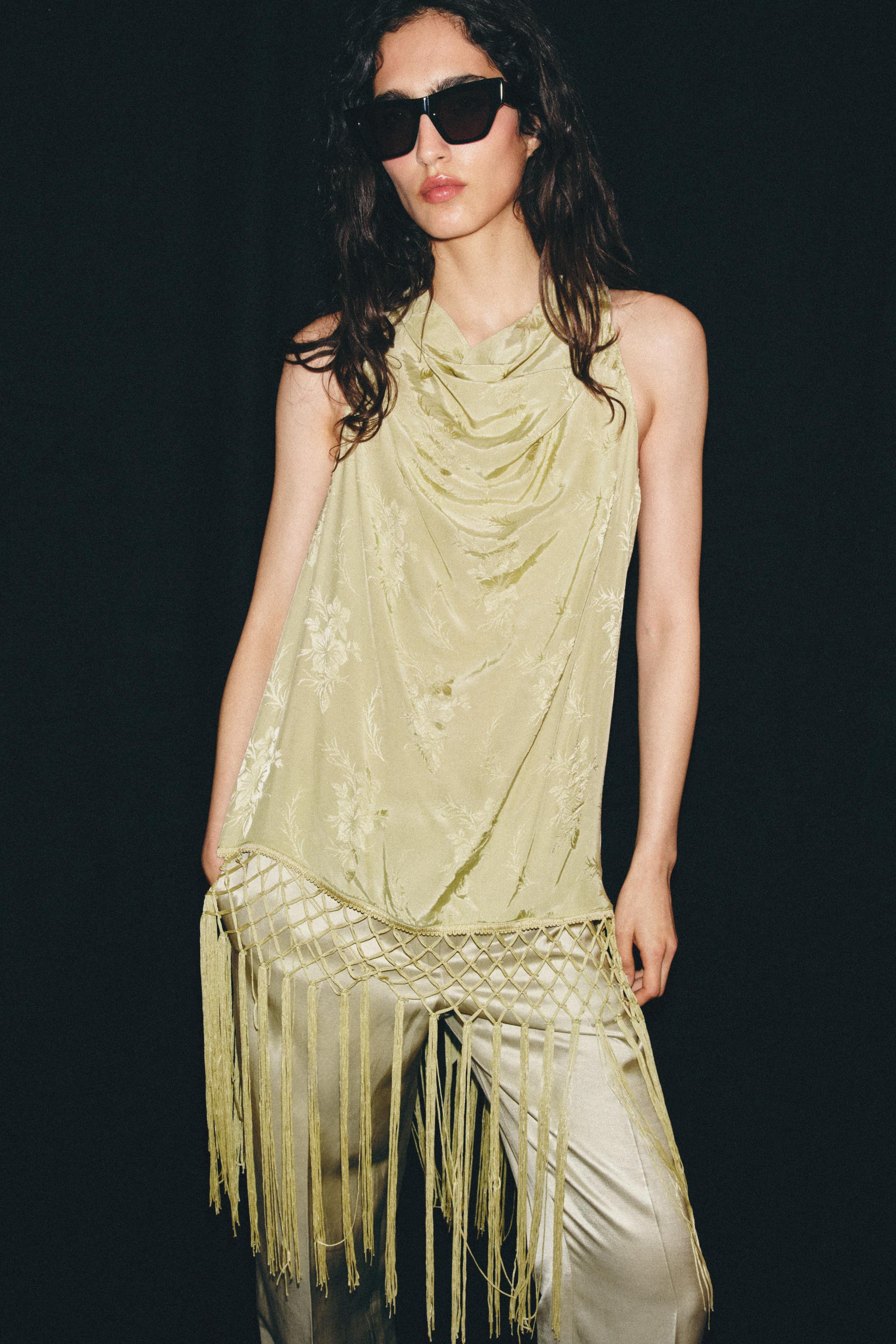 Model height: 178 cmZARA WOMAN COLLECTIONTop made from a viscose blend yarn. Featuring a round ne... | Zara UK