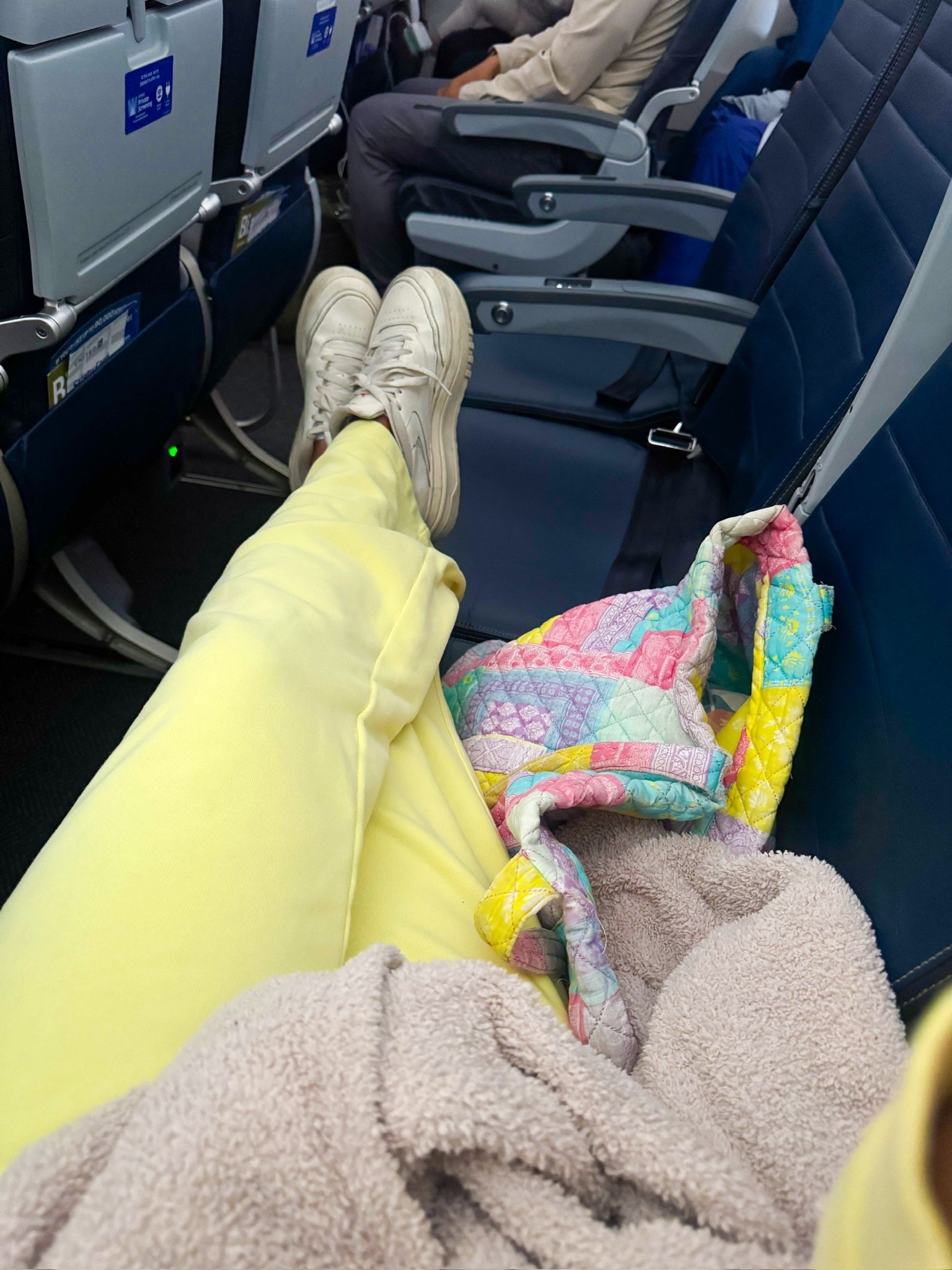 Always comfy 💛 

#LTKActive #LTKTravel