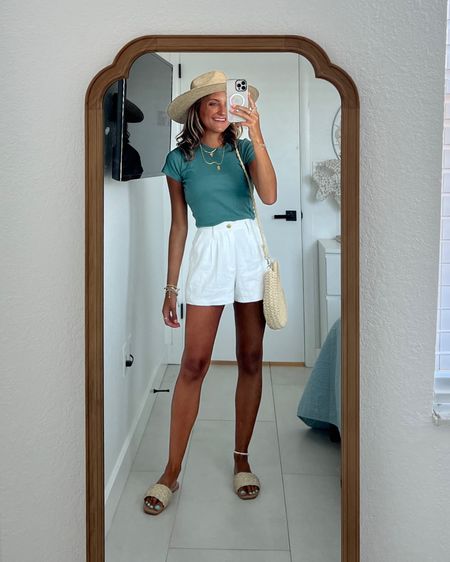 easy everyday spring/summer outfit ideas from Hollister. code HCOMCKENZIE for an EXTRA 20% off (code is stackable)

sizing: 
XXS/000R in linen shorts 
XS in baby tee
