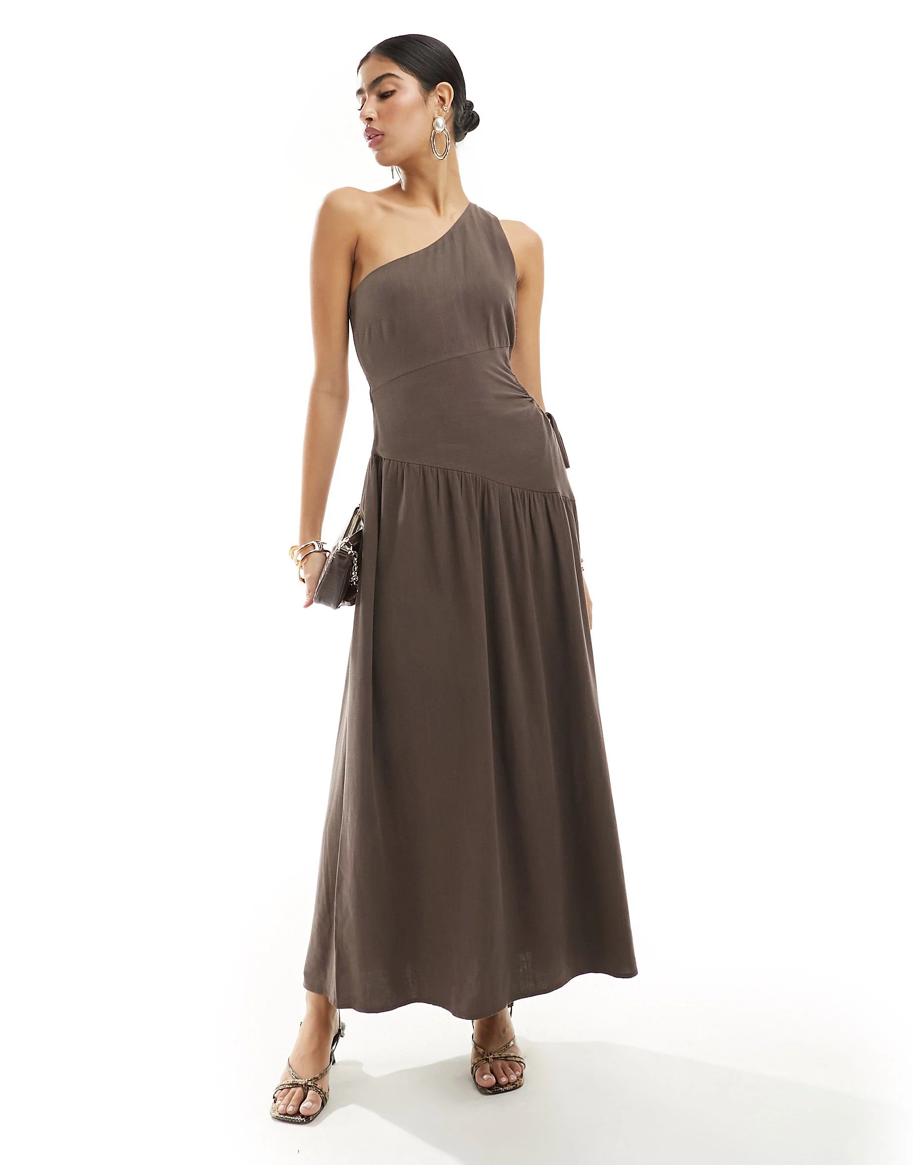 4th & Reckless – Midaxi-Kleid aus Leinenmischung in Braun mit One-Shoulder-Träger, tiefem Saum... | ASOS (Global)