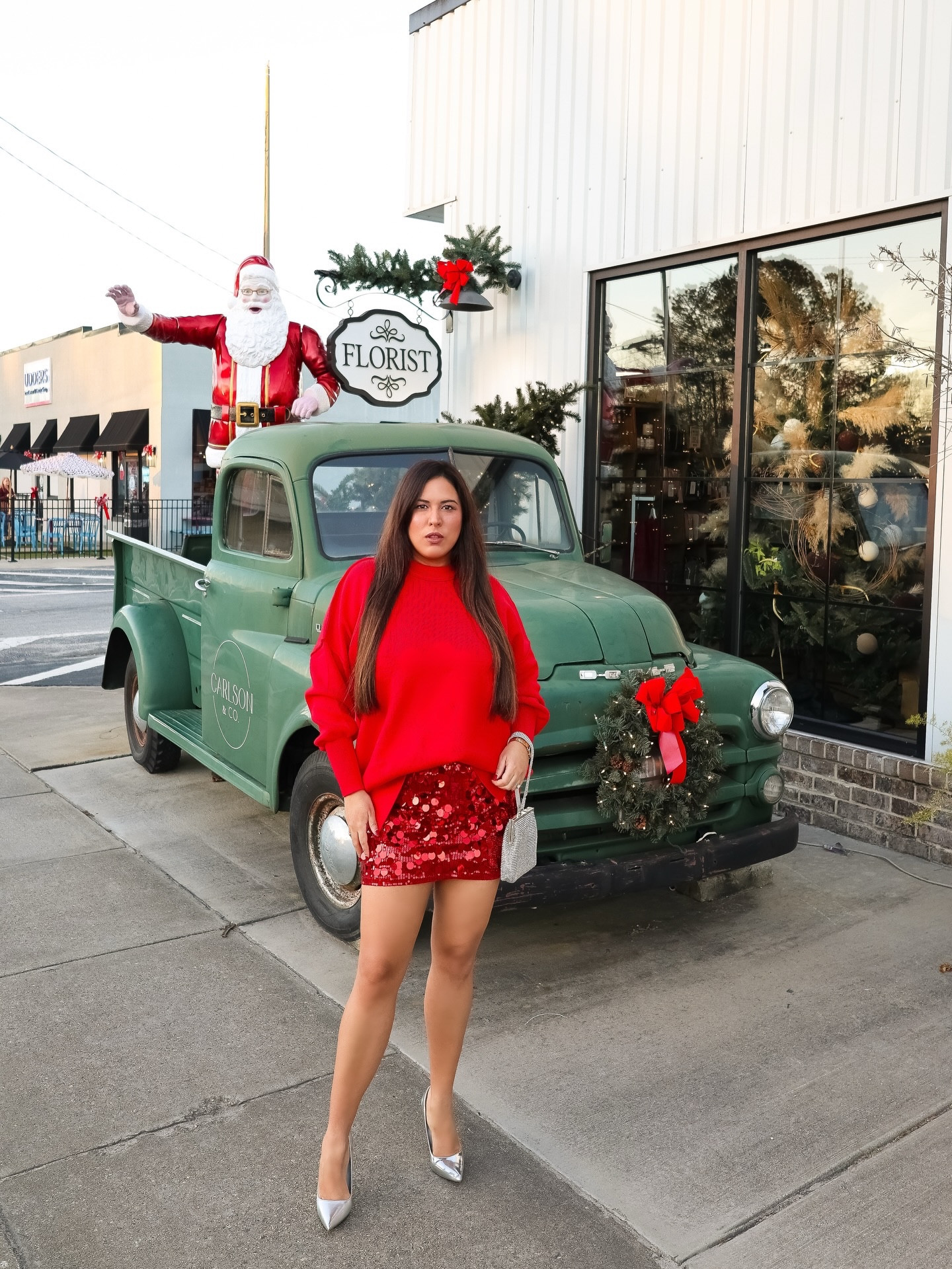 We could leave the Christmas lights up ‘til January 🎄
.
We will definitely leave the Christmas decorations up all January!😄
Here I leave you this Outfit that would be perfect for Valentine’s Day. ❤️