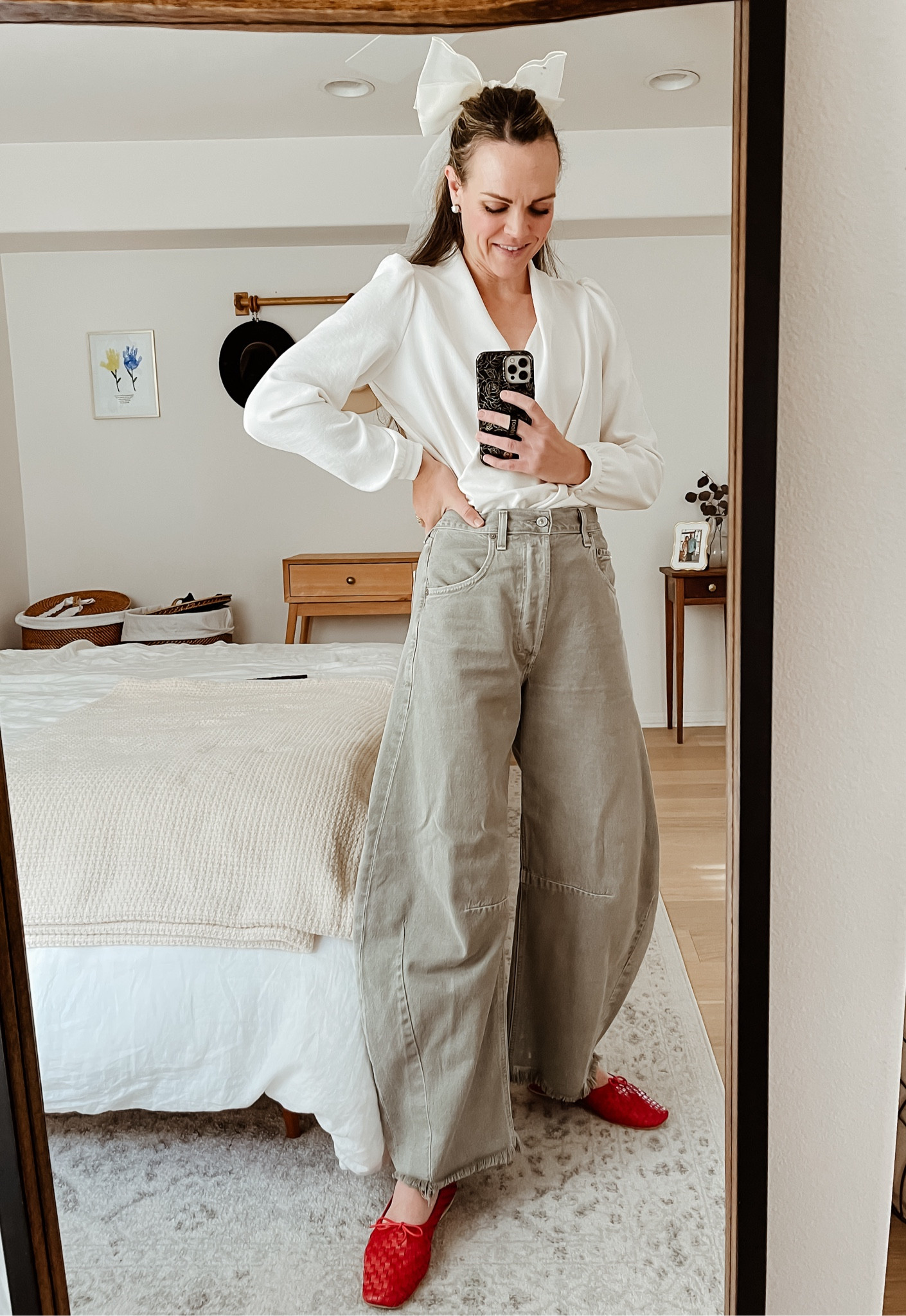 🤍🩶❤️

Top —TTS, wearing a 2/34 euro
Jeans —size down, wearing a 24
Flats —TTS

#LTKHoliday #LTKshoecrush #LTKfindsunder50