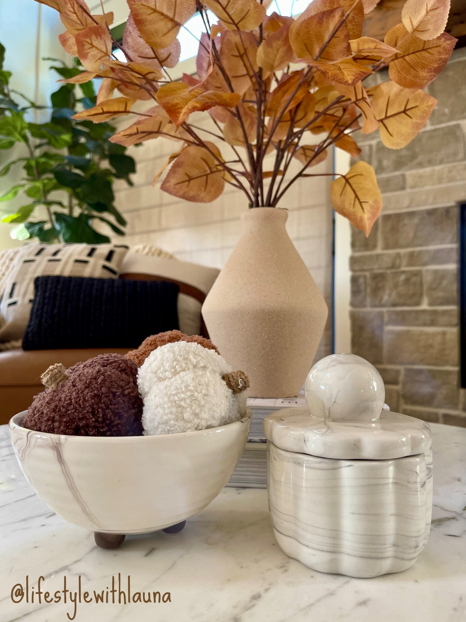 Fall Favorites…I love adding little touches of Fall to my living room. Leaves in vases, small pumpkins in bowls & cute decorative pieces! All very budget friendly!



#LTKHome #LTKSeasonal #LTKStyleTip